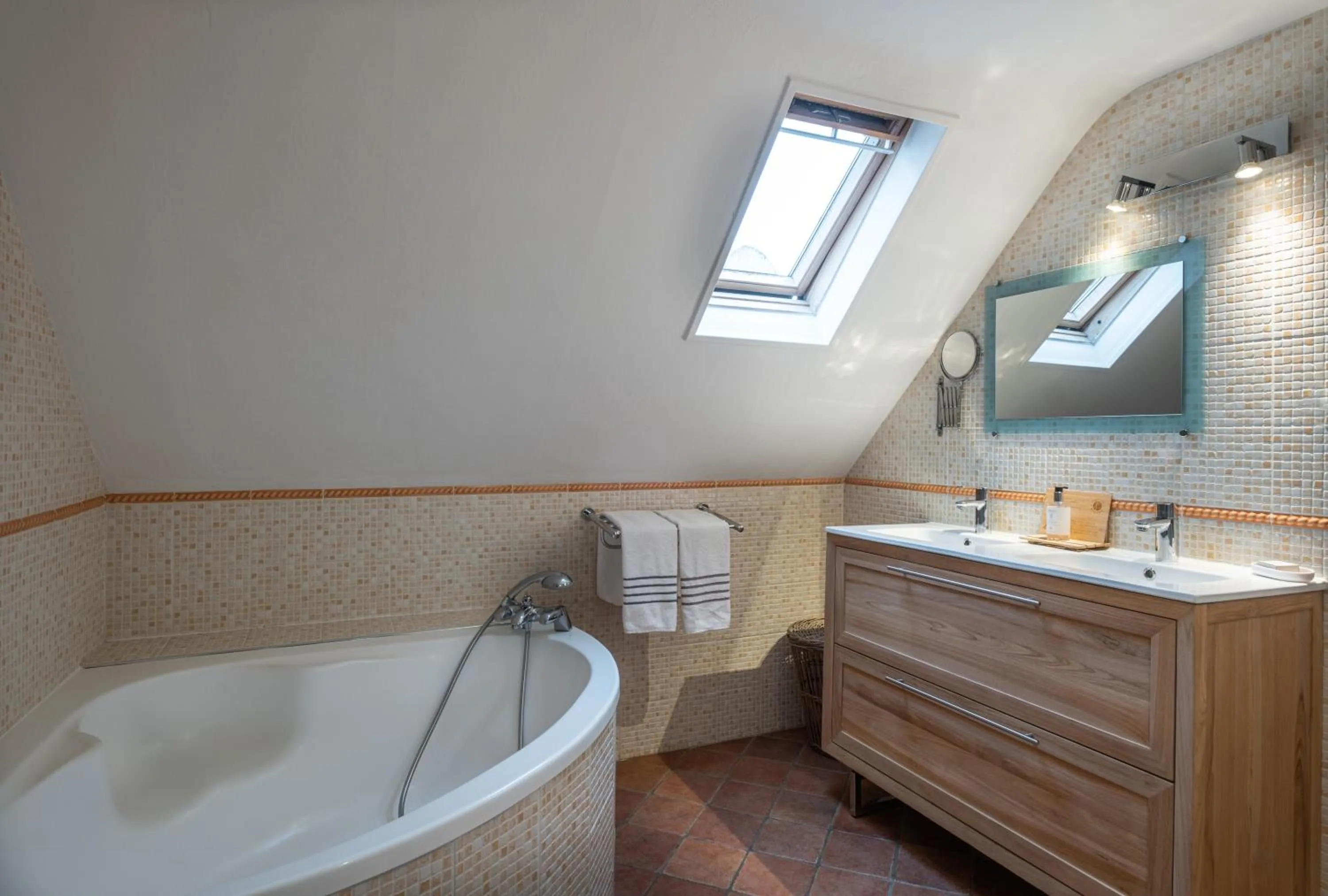 Bathroom in Auberge du Bon Laboureur Chenonceaux