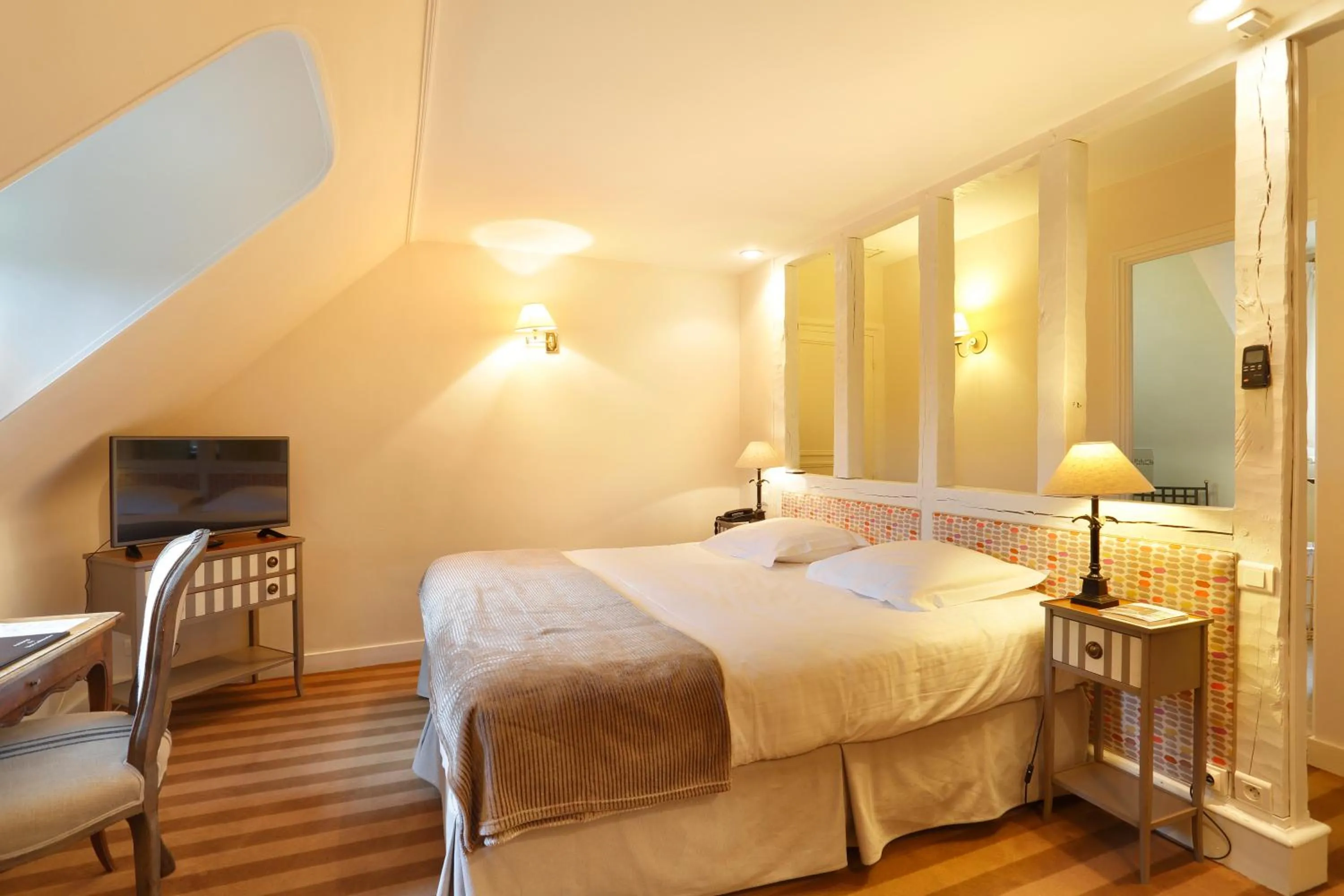 Bedroom, Bed in Auberge du Bon Laboureur Chenonceaux