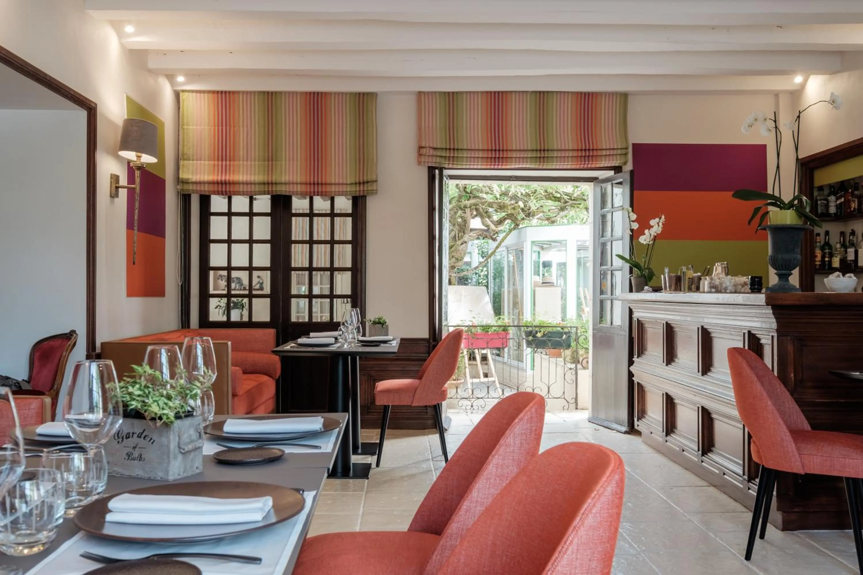 Lounge or bar in Auberge du Bon Laboureur Chenonceaux