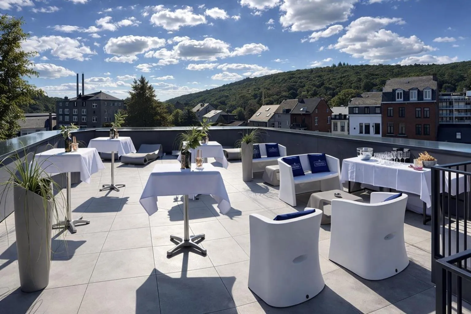 Property building in La Reine Hôtel & Restaurant