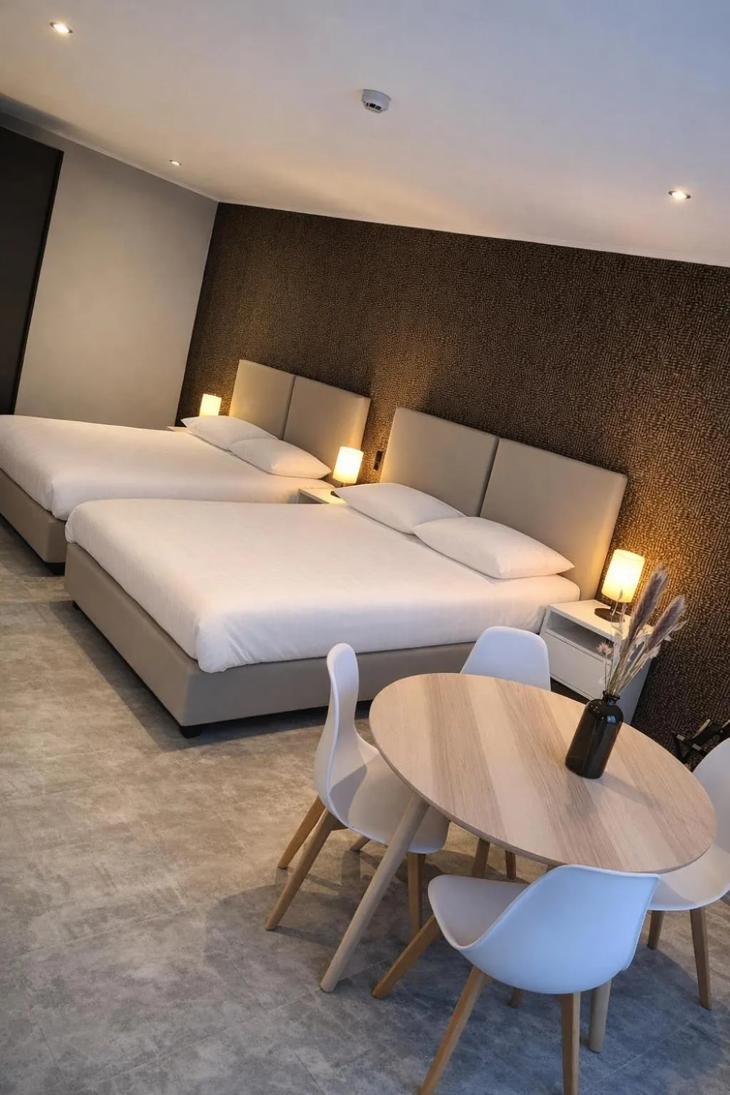 Bed in La Reine Hôtel & Restaurant