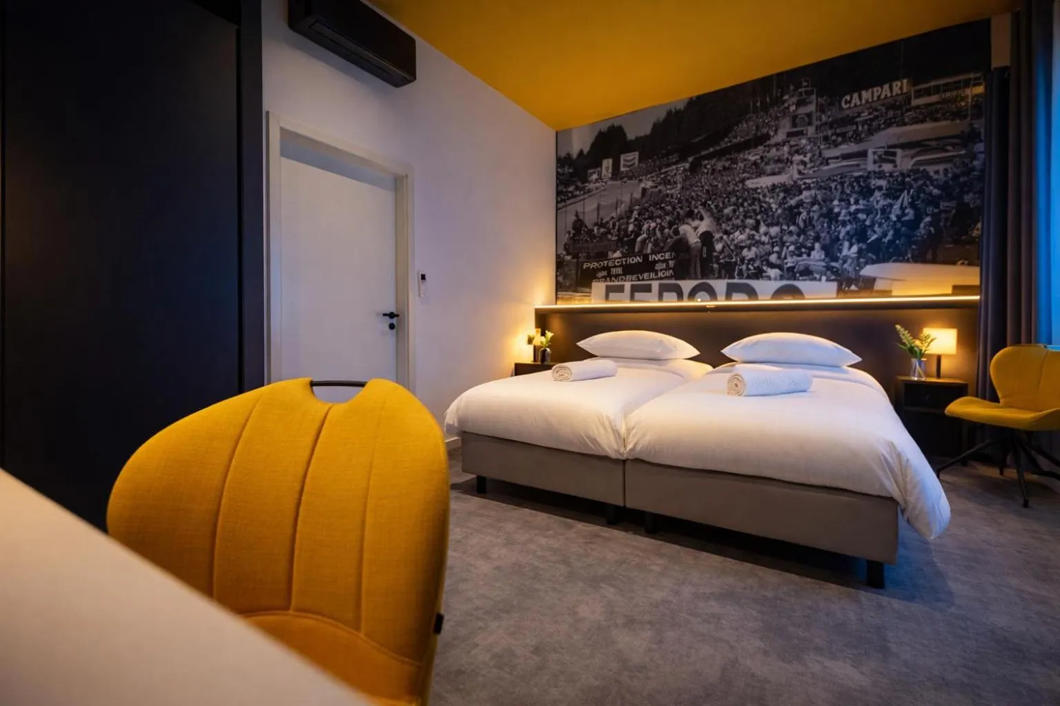 Bed in La Reine Hôtel & Restaurant