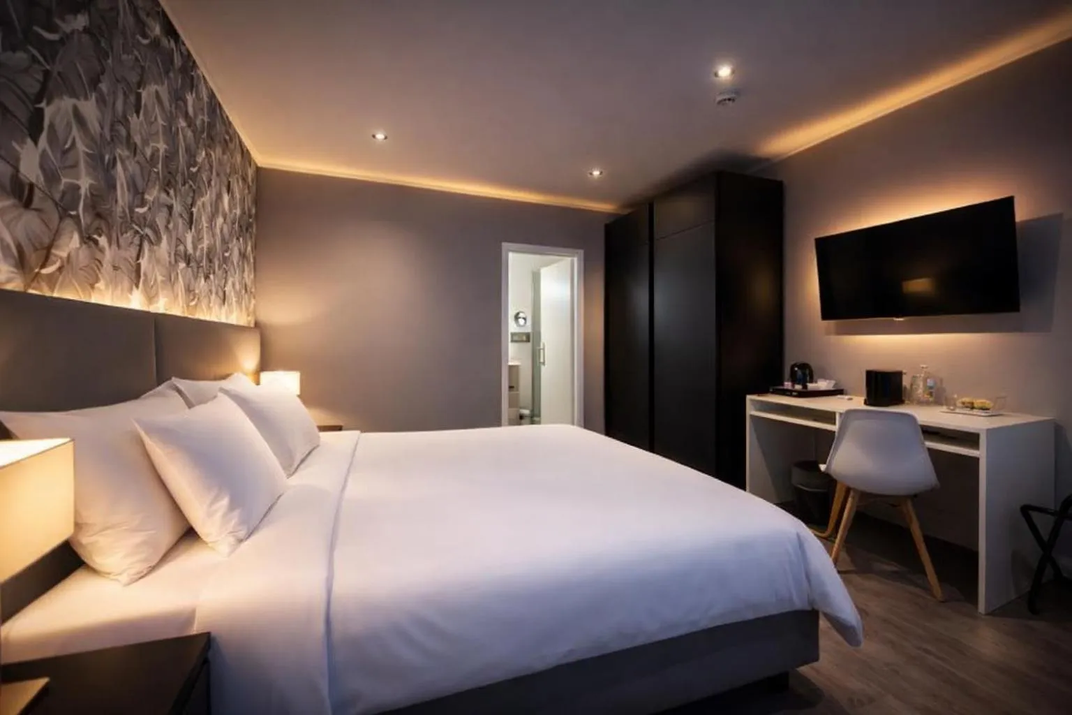 Bed in La Reine Hôtel & Restaurant