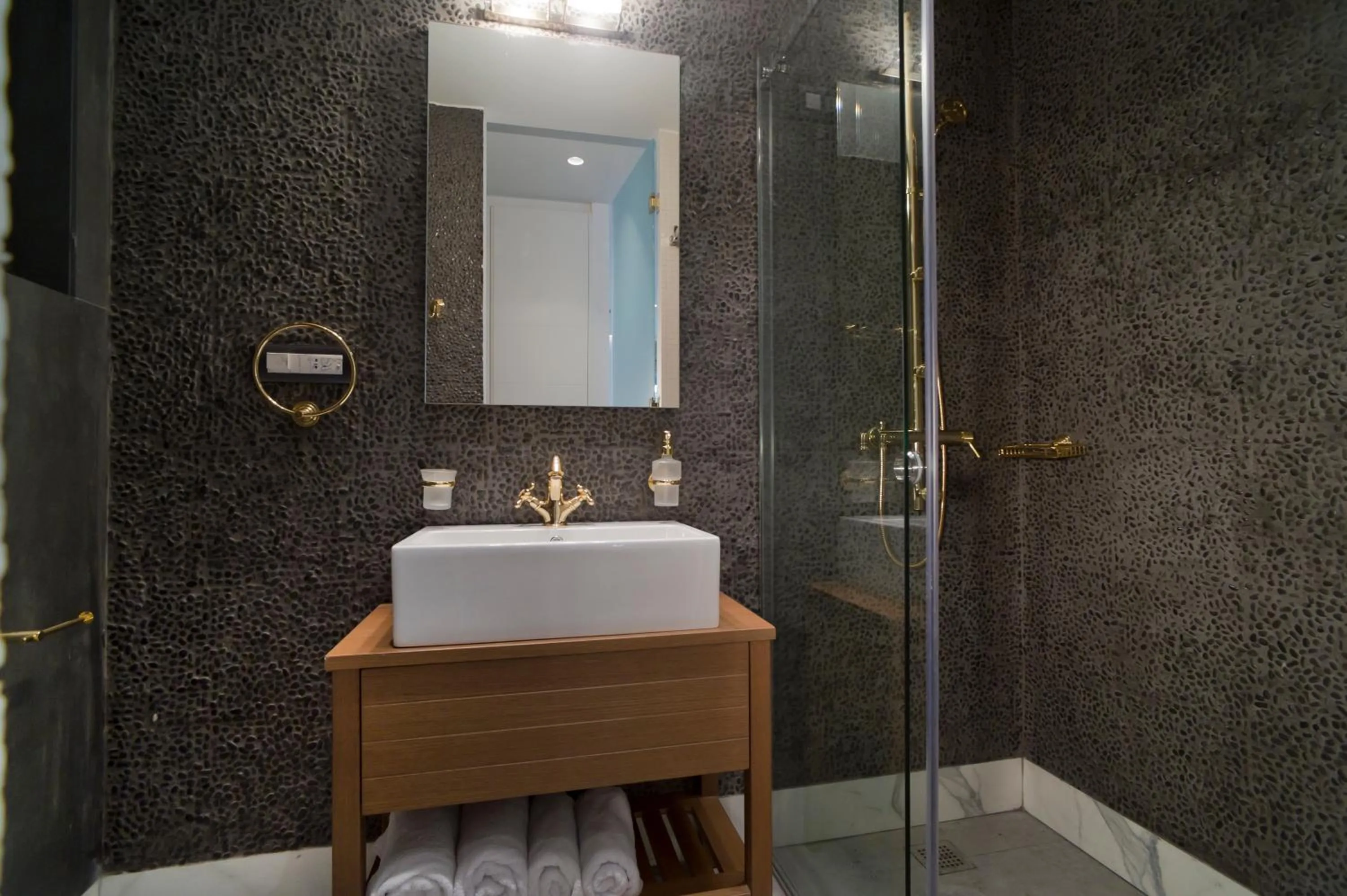 Shower in NLH FIX | Neighborhood Lifestyle Hotels