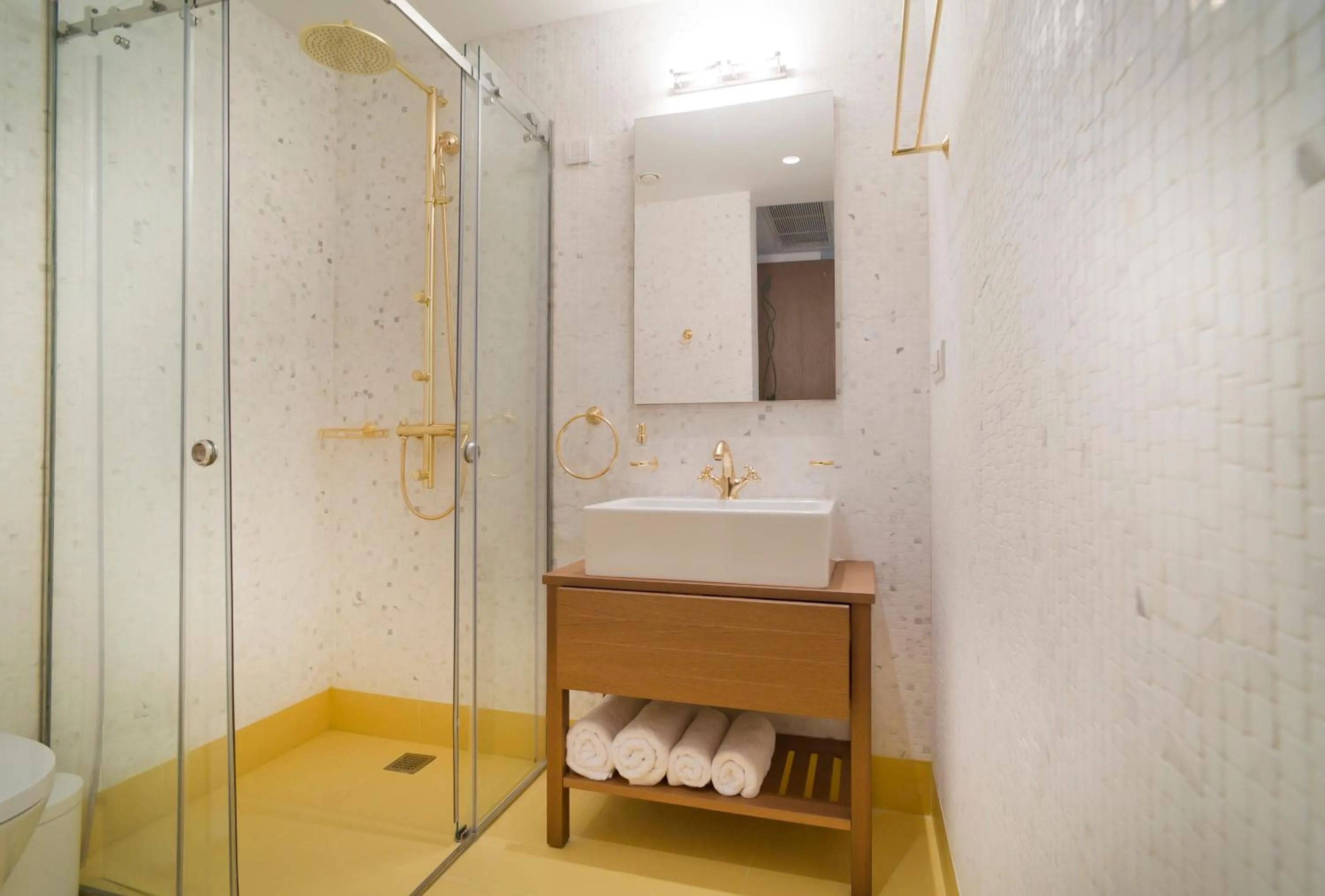 Bathroom in NLH FIX | Neighborhood Lifestyle Hotels