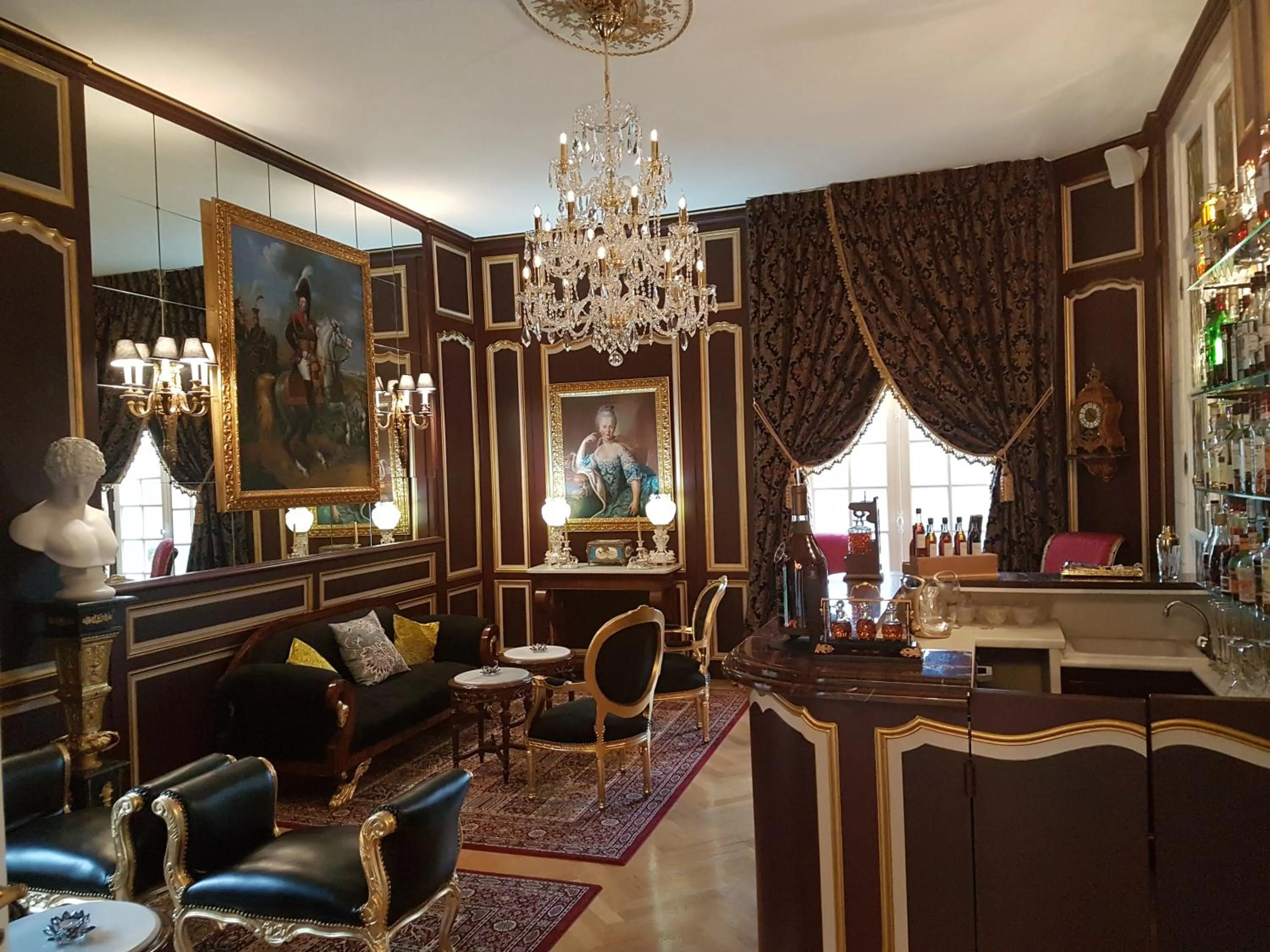 Lounge or bar in Château De Beauvois - La Maison Younan