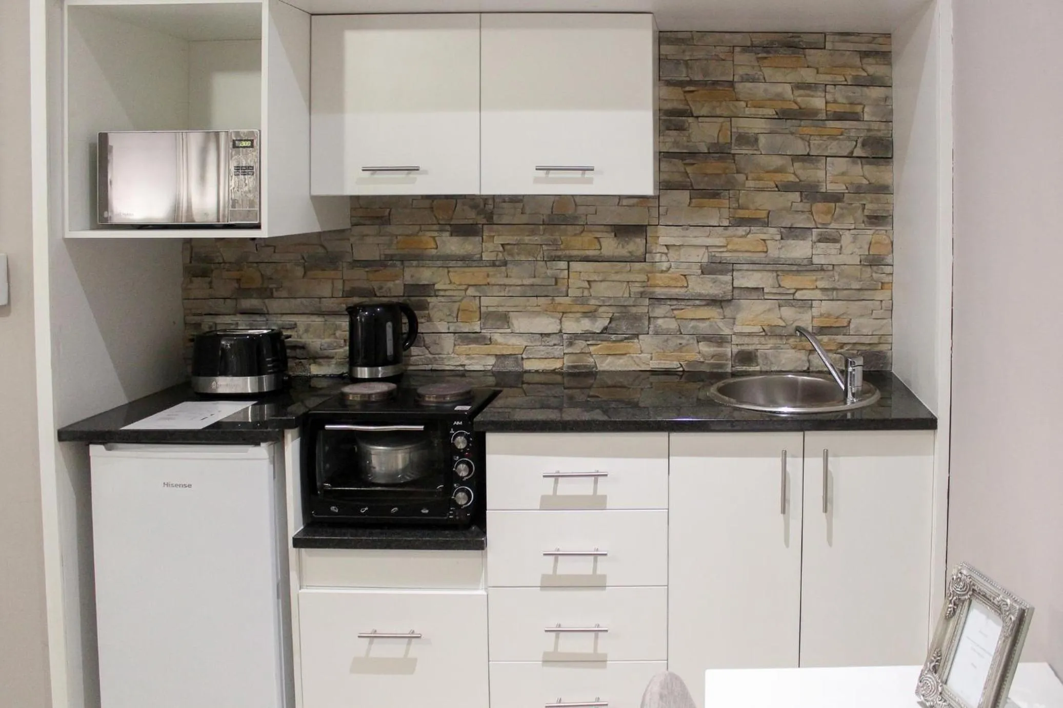 Kitchen or kitchenette in A' Queenslin Guesthouse