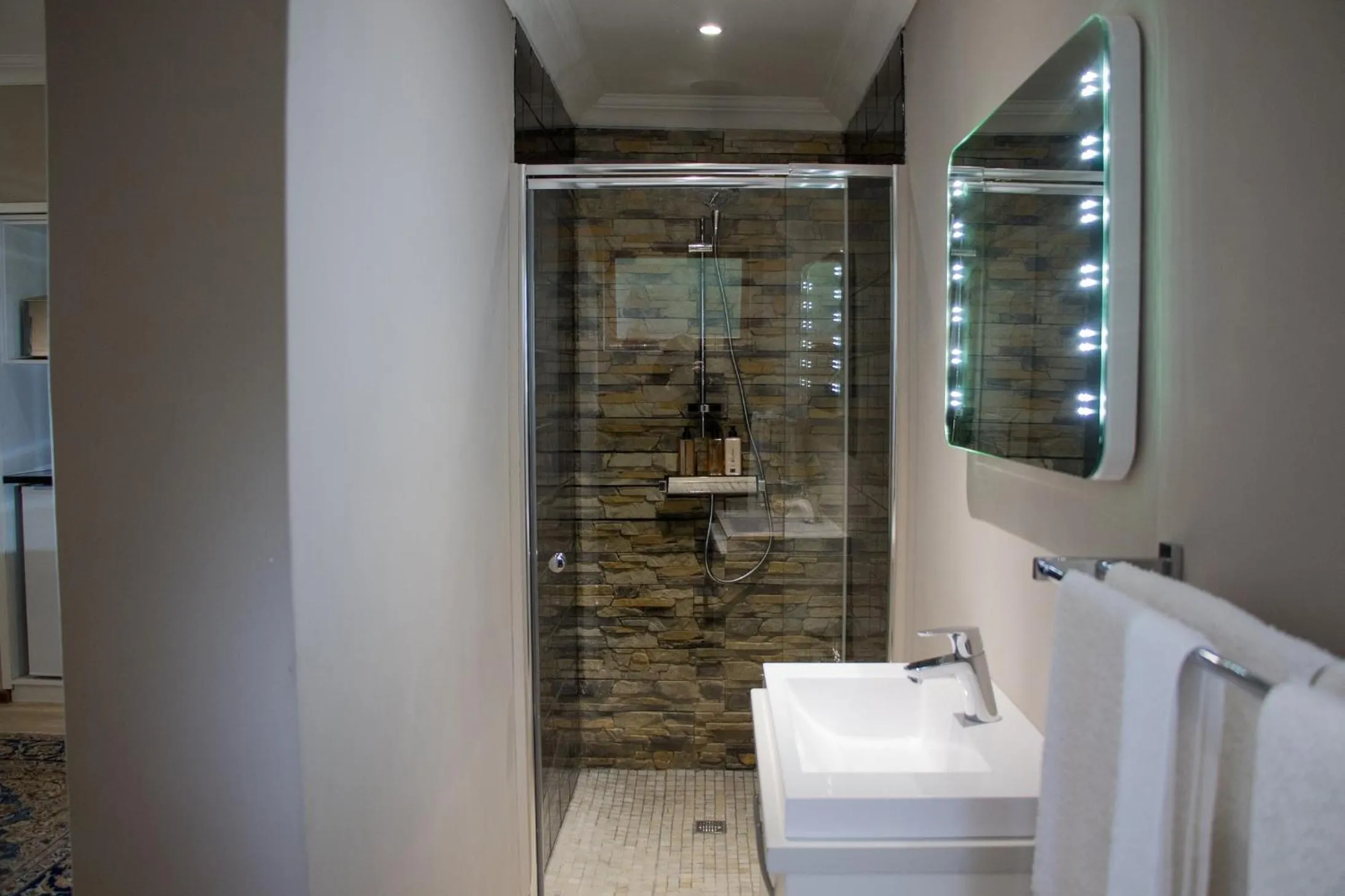 Shower in A' Queenslin Guesthouse