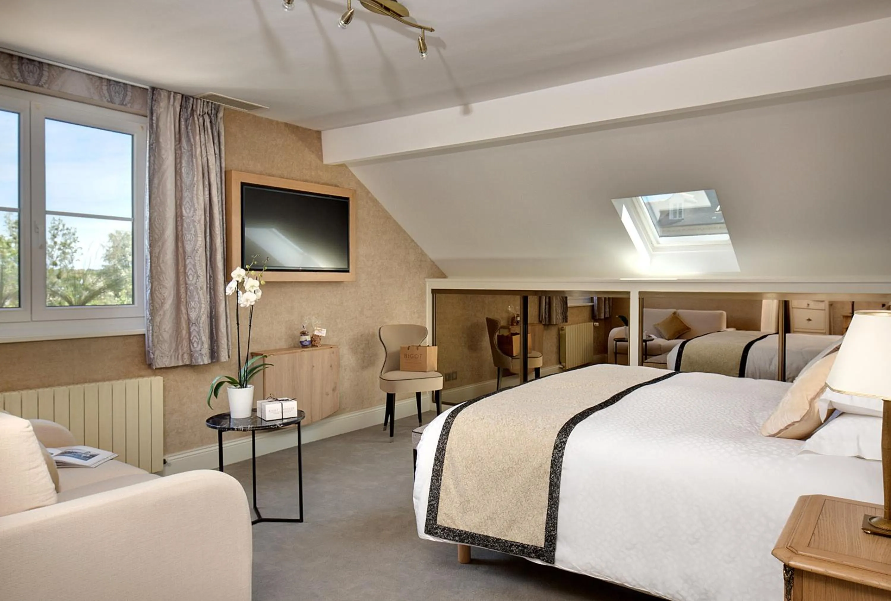 Photo of the whole room in Le Manoir Les Minimes