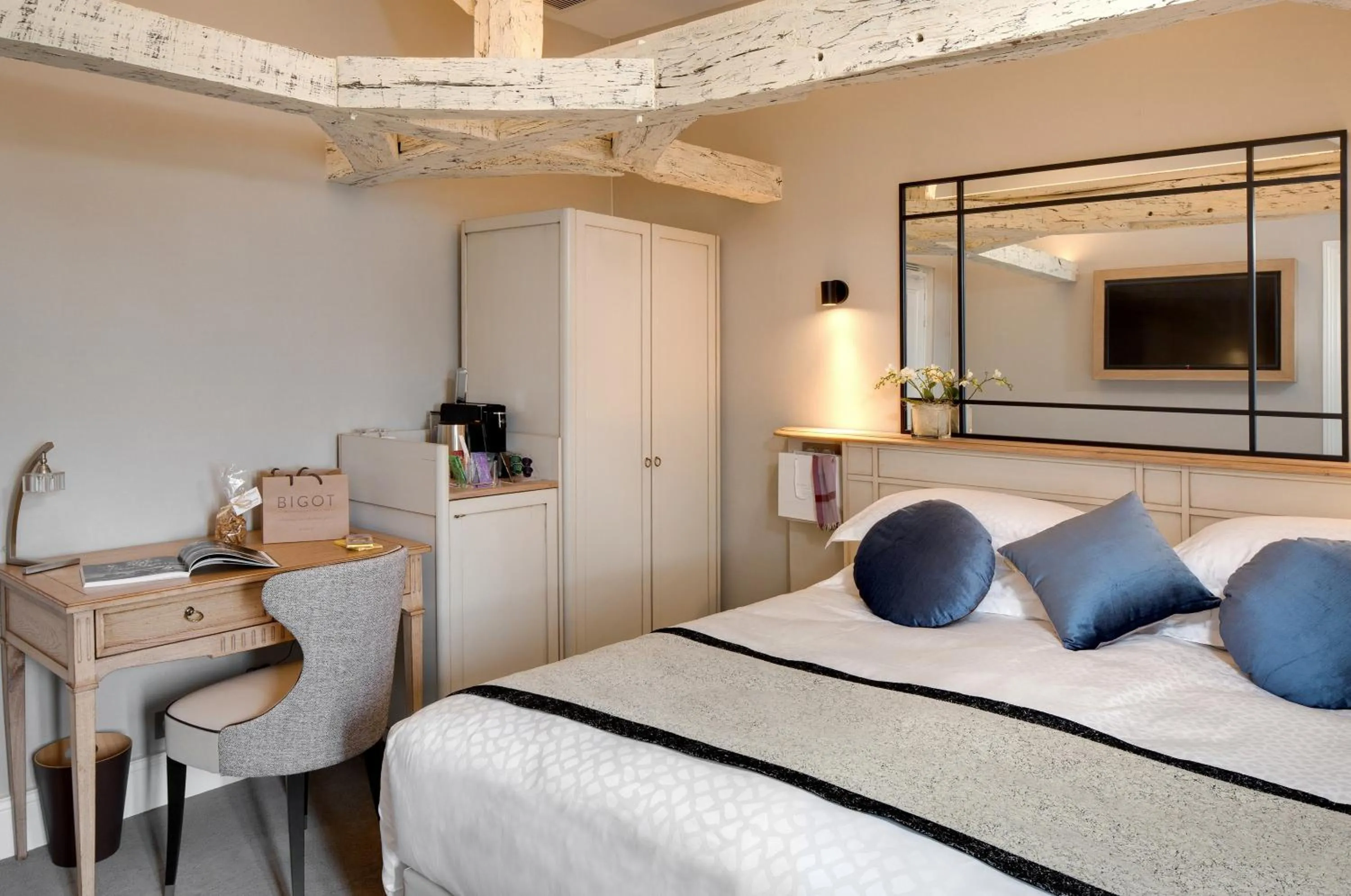 Photo of the whole room in Le Manoir Les Minimes