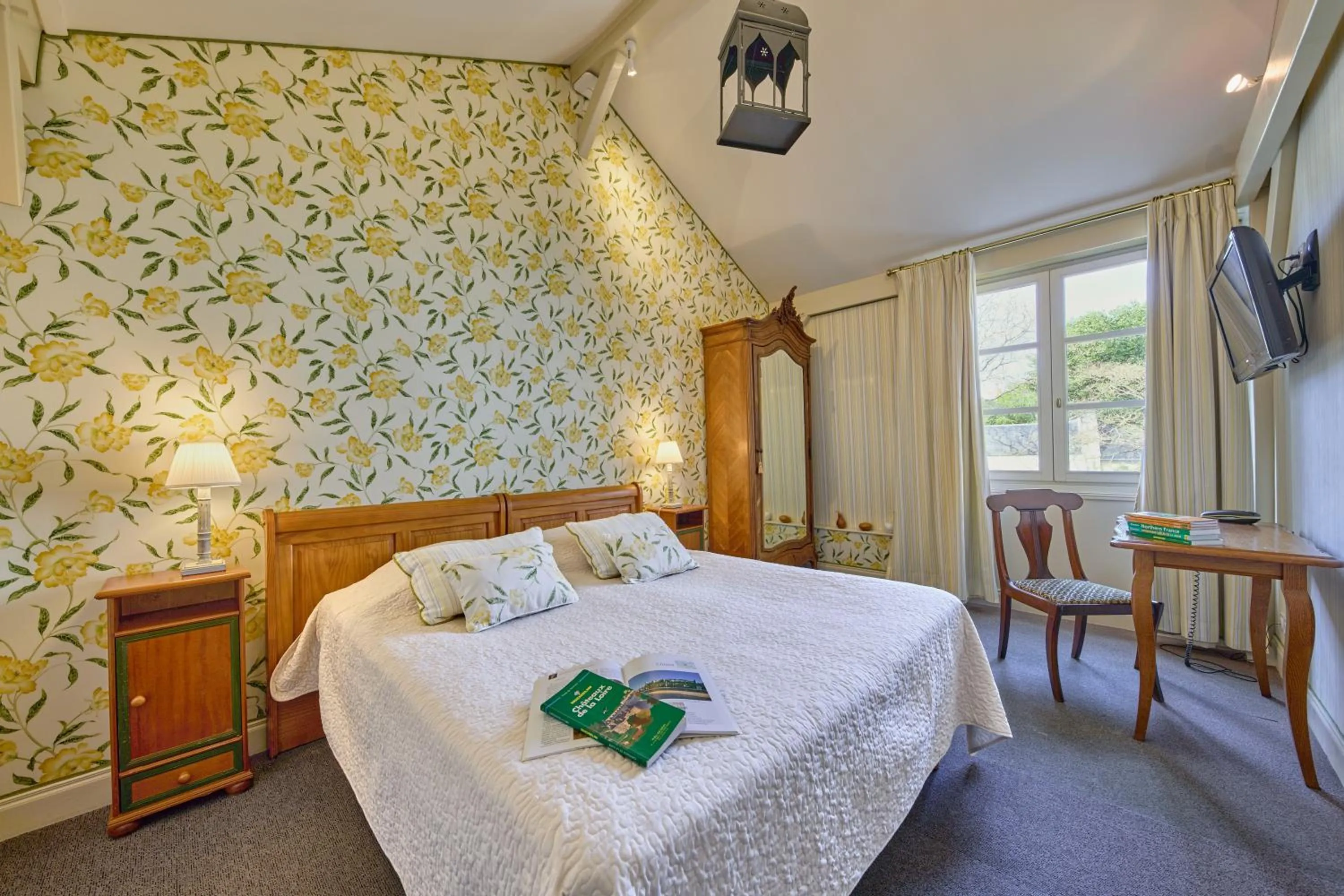 Photo of the whole room, Bed in Hôtel Diderot