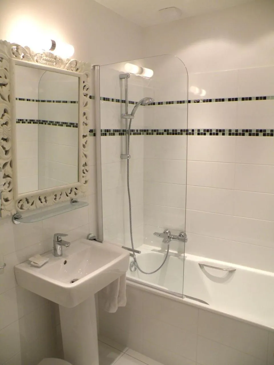 Shower in Hôtel Diderot