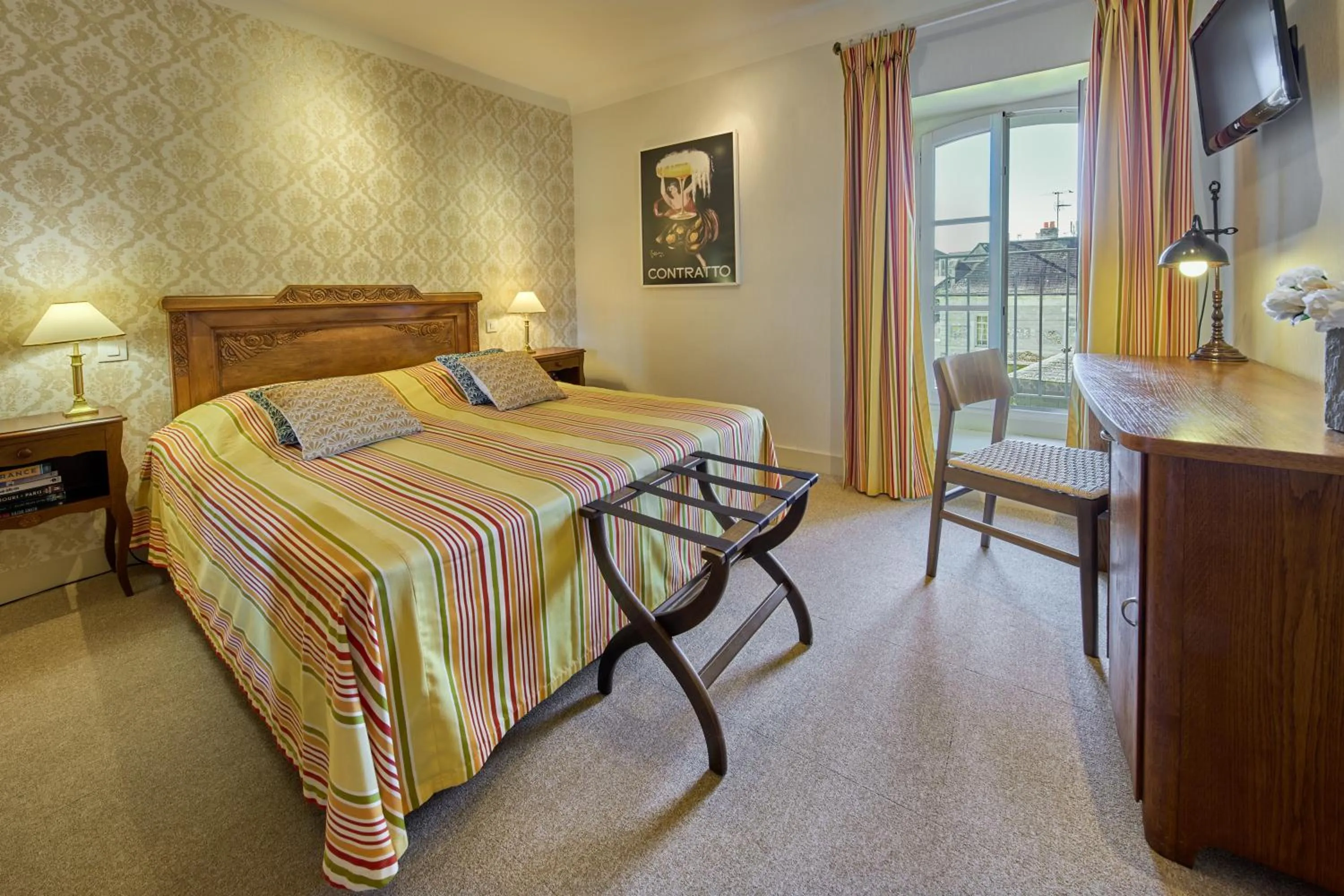 Property building, Bed in Hôtel Diderot