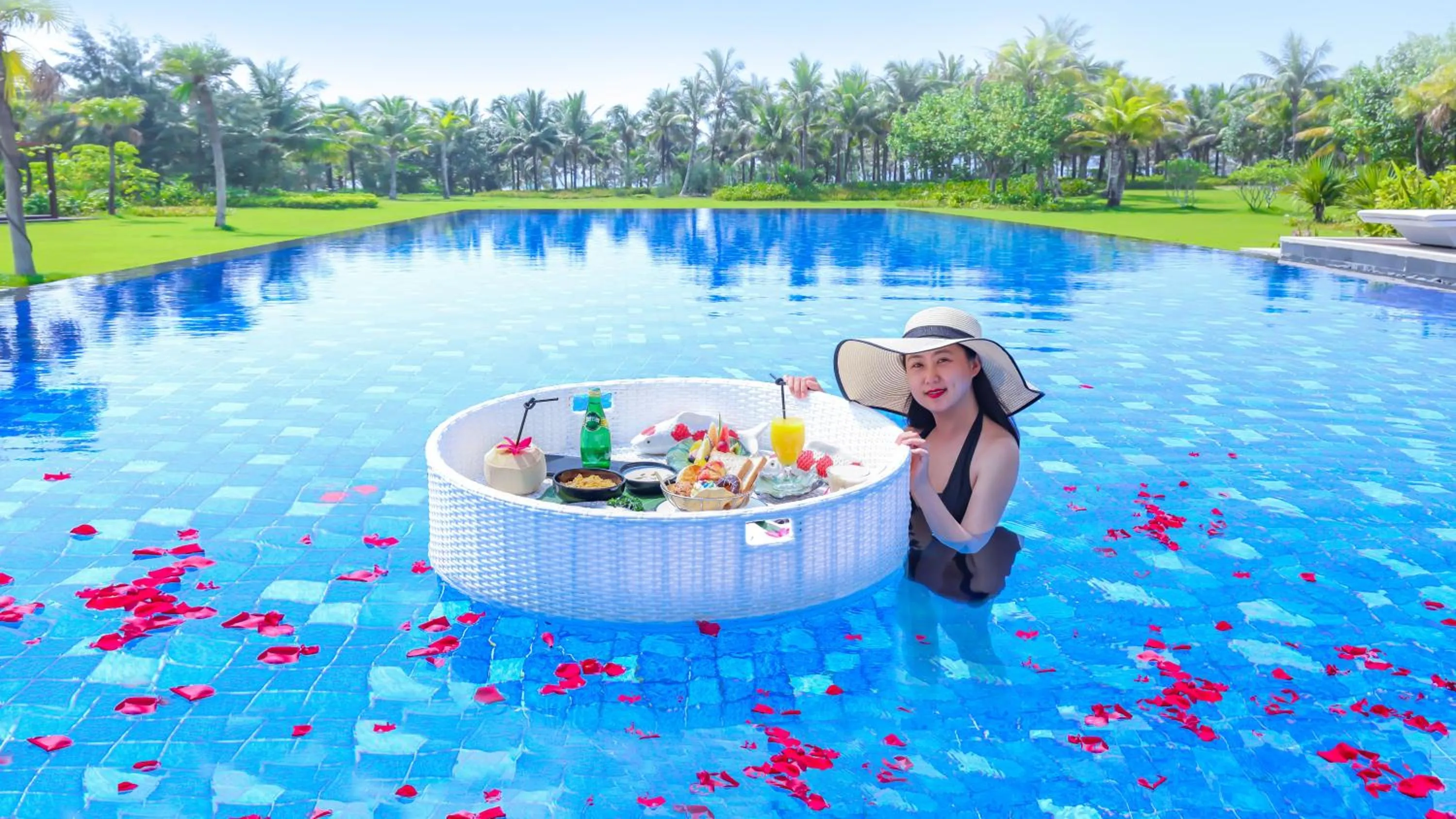 Swimming pool in The Mangrovetree Sanya Resort
