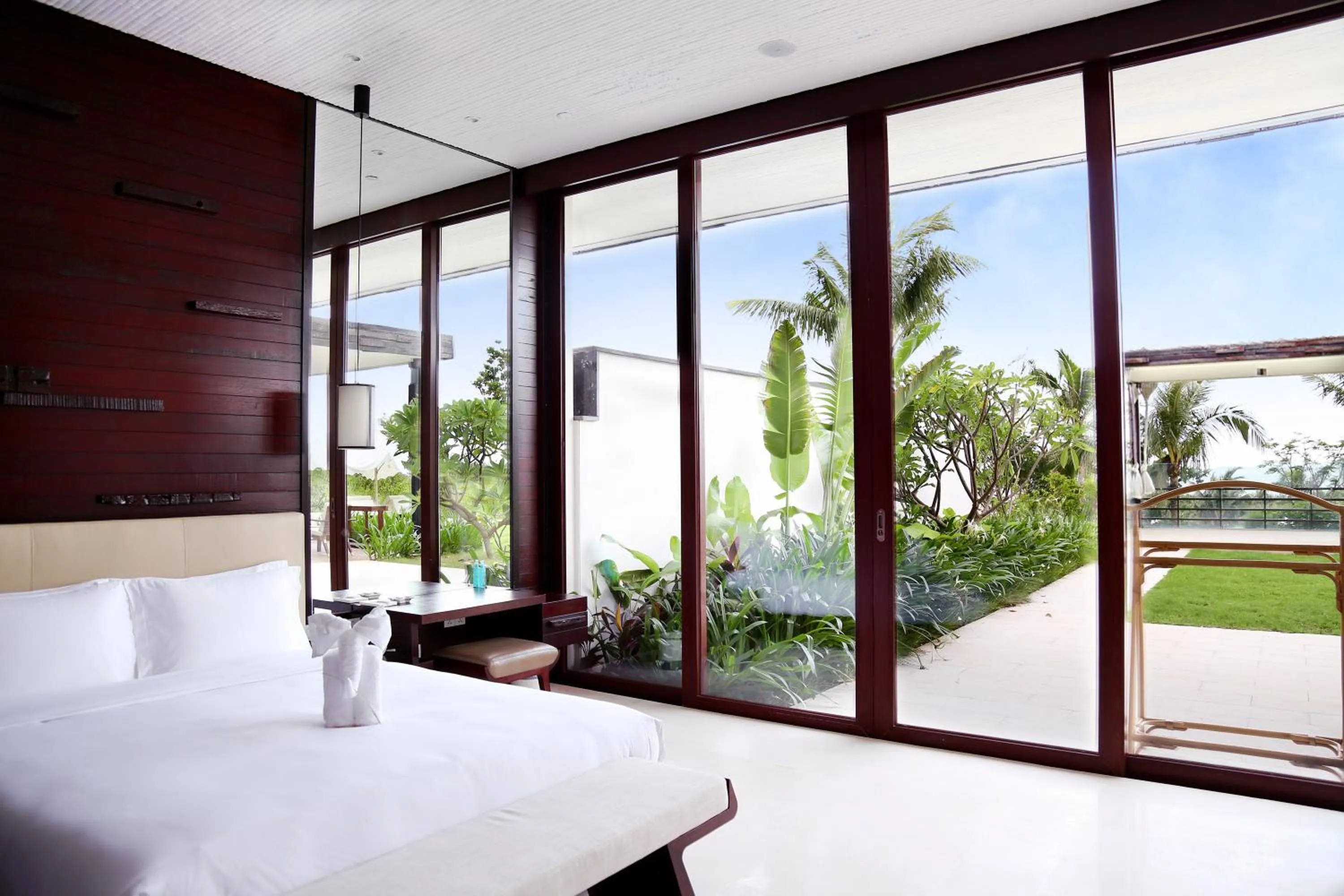 Garden view, Bed in The Mangrovetree Sanya Resort