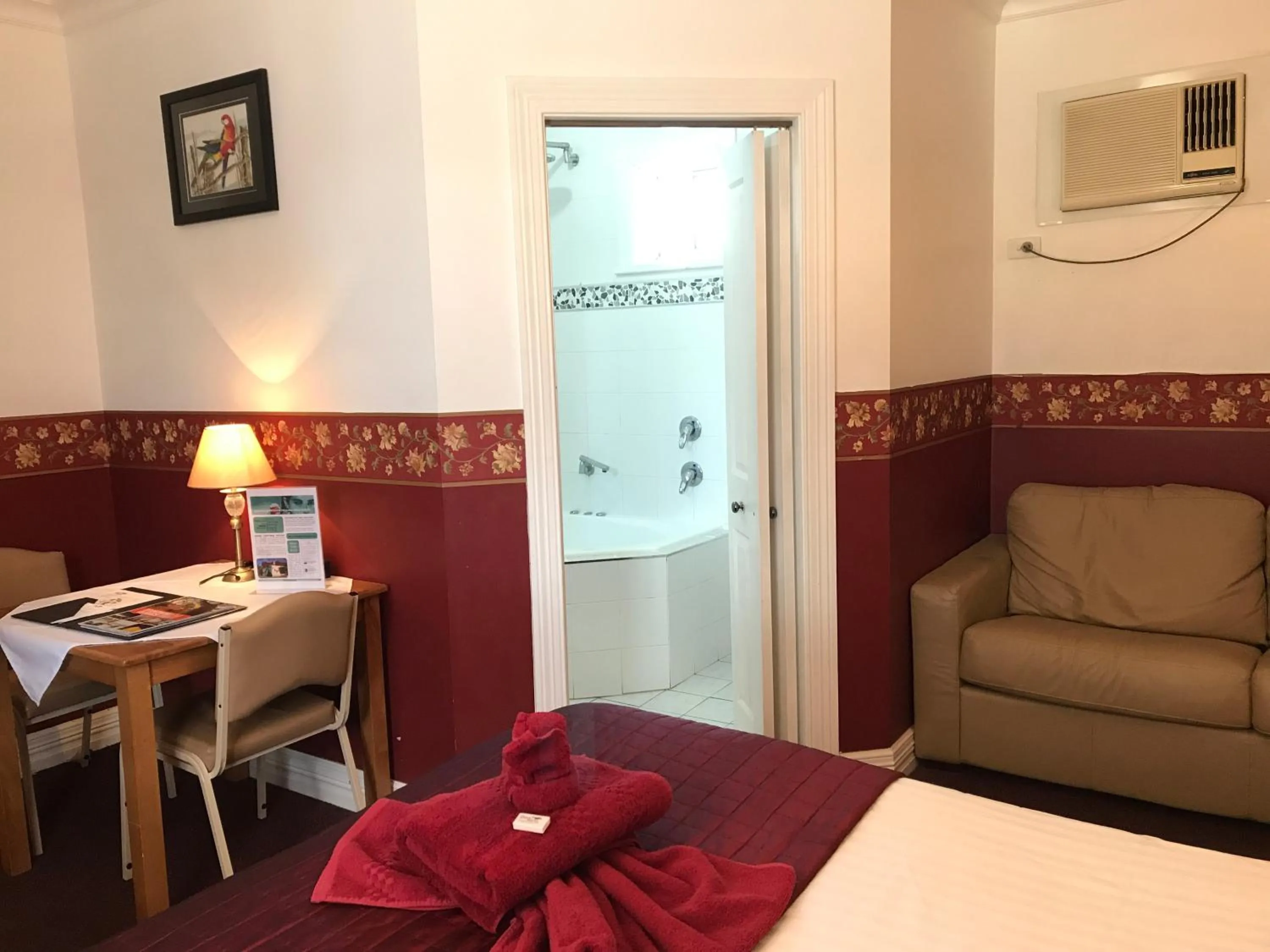 Bathroom, Bed in The Lodge Outback Motel