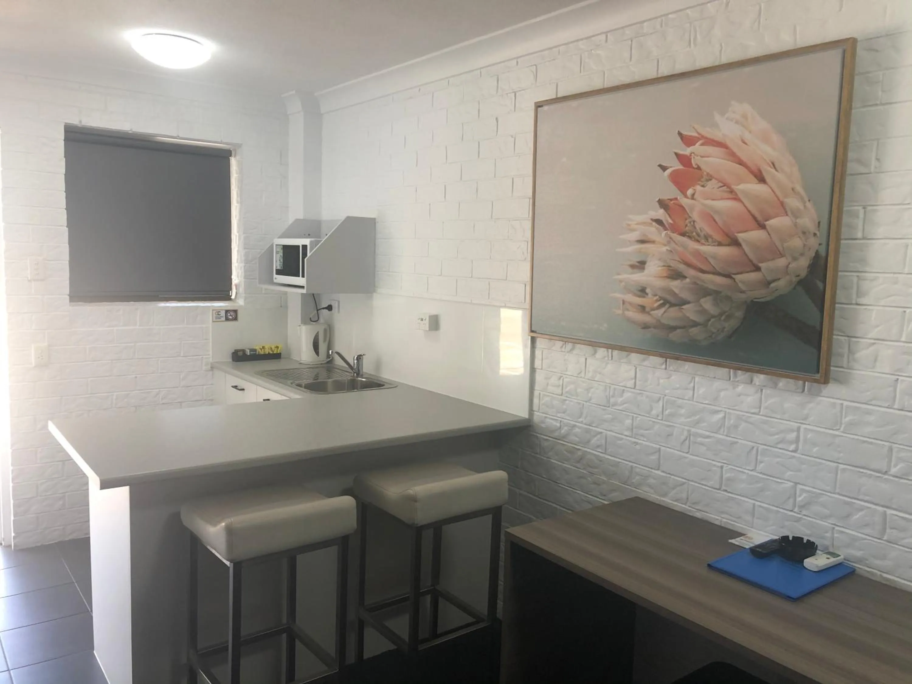Kitchen or kitchenette in Bribie Waterways Motel