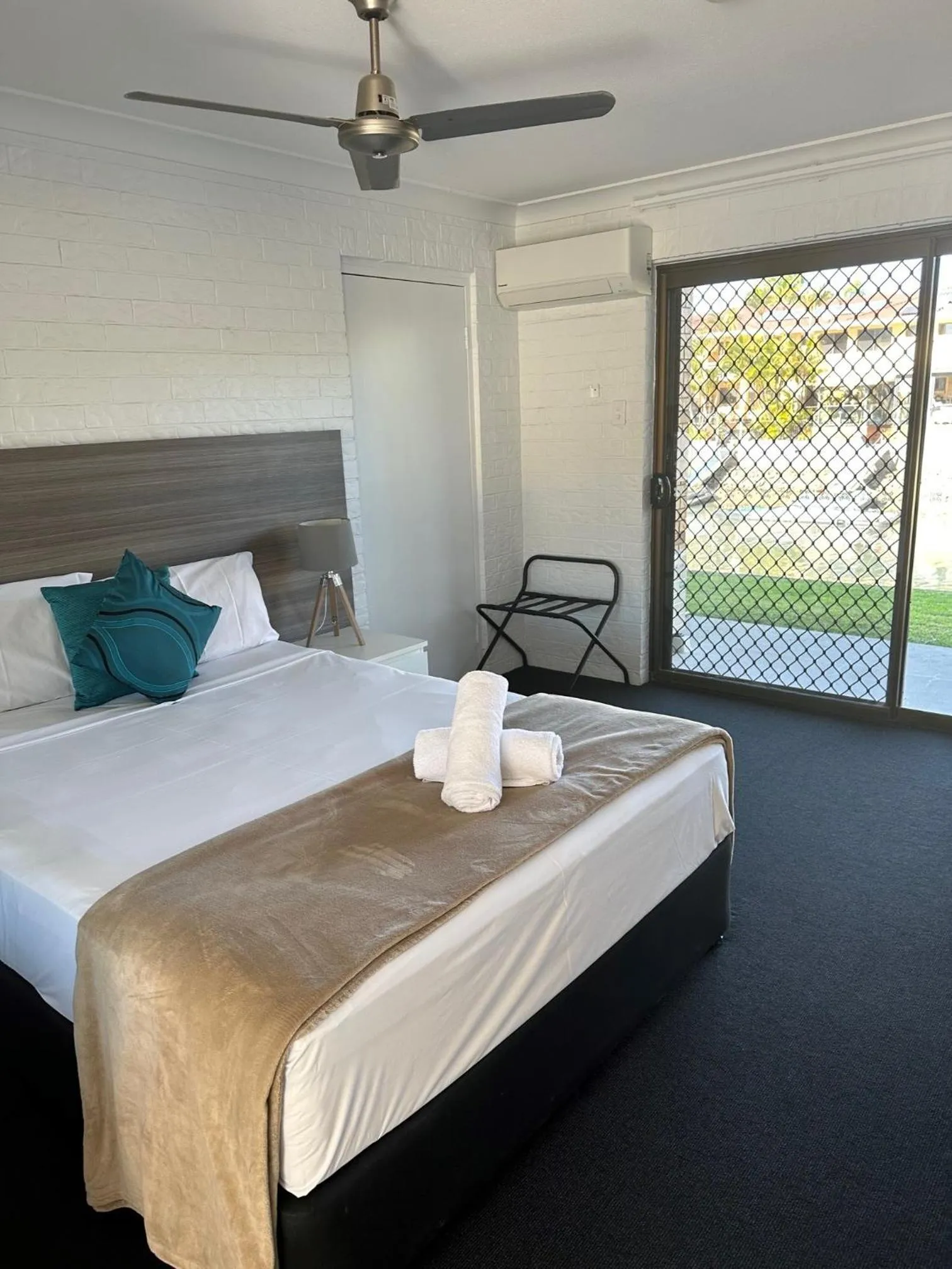 Photo of the whole room, Bed in Bribie Waterways Motel