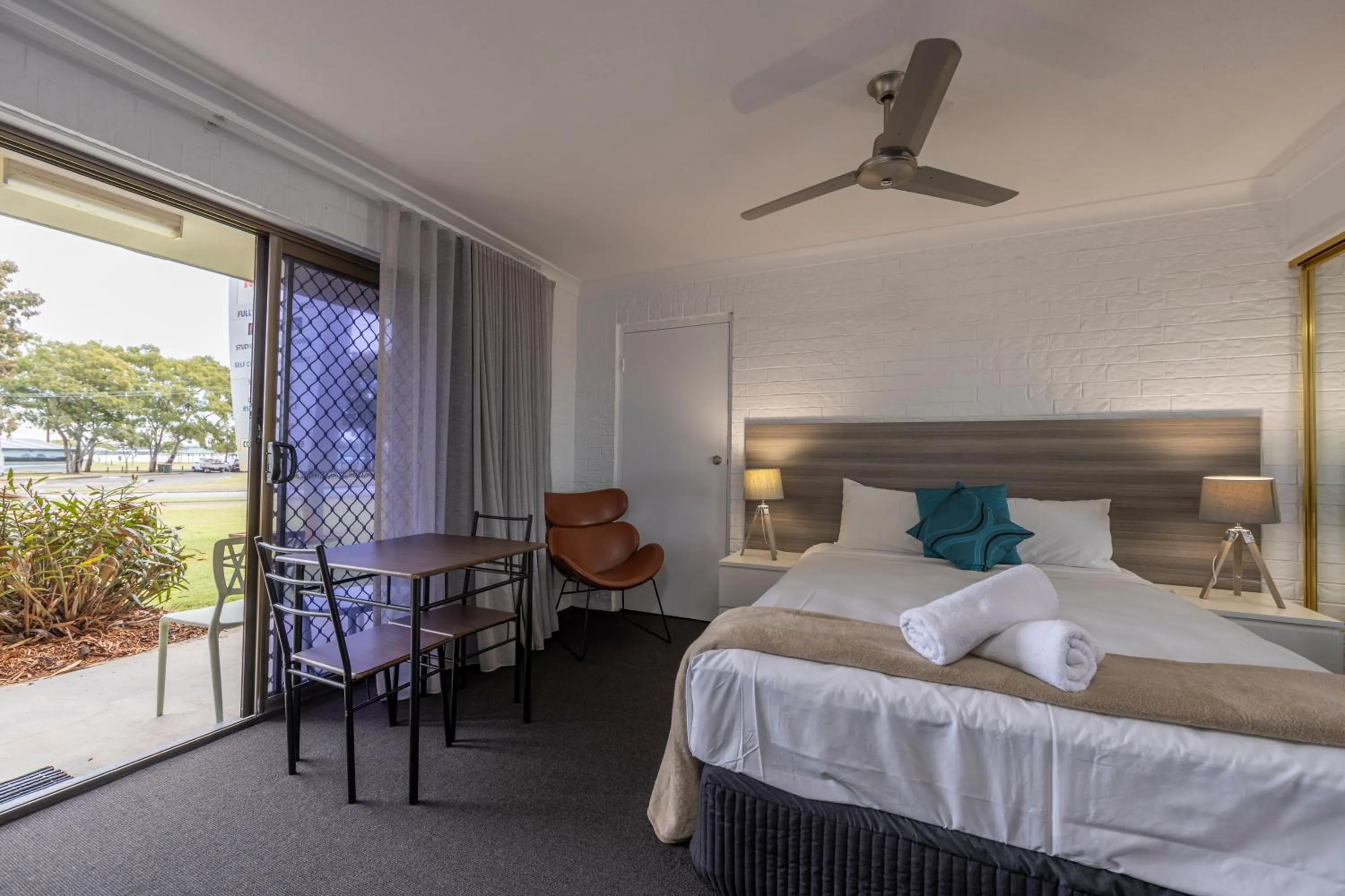 Garden view, Bed in Bribie Waterways Motel