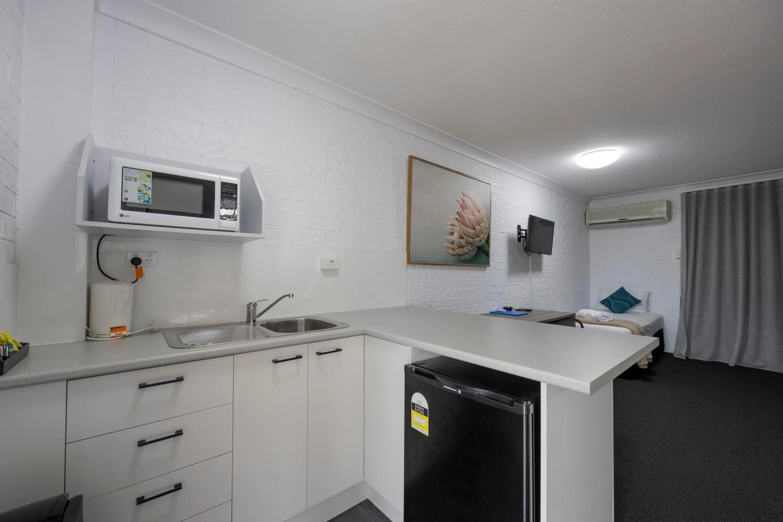 Kitchen or kitchenette in Bribie Waterways Motel