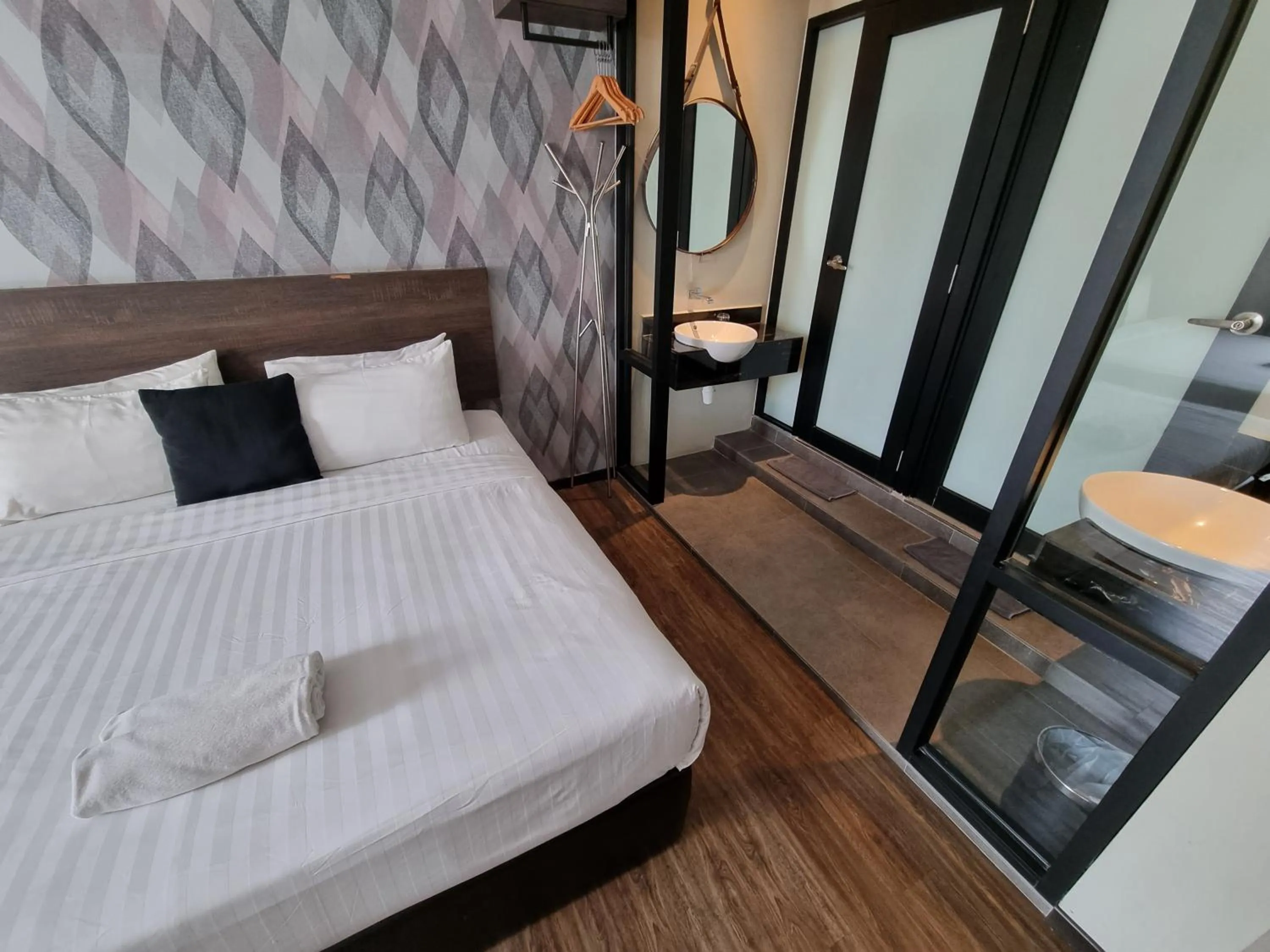 Bathroom, Bed in The Square Hotel