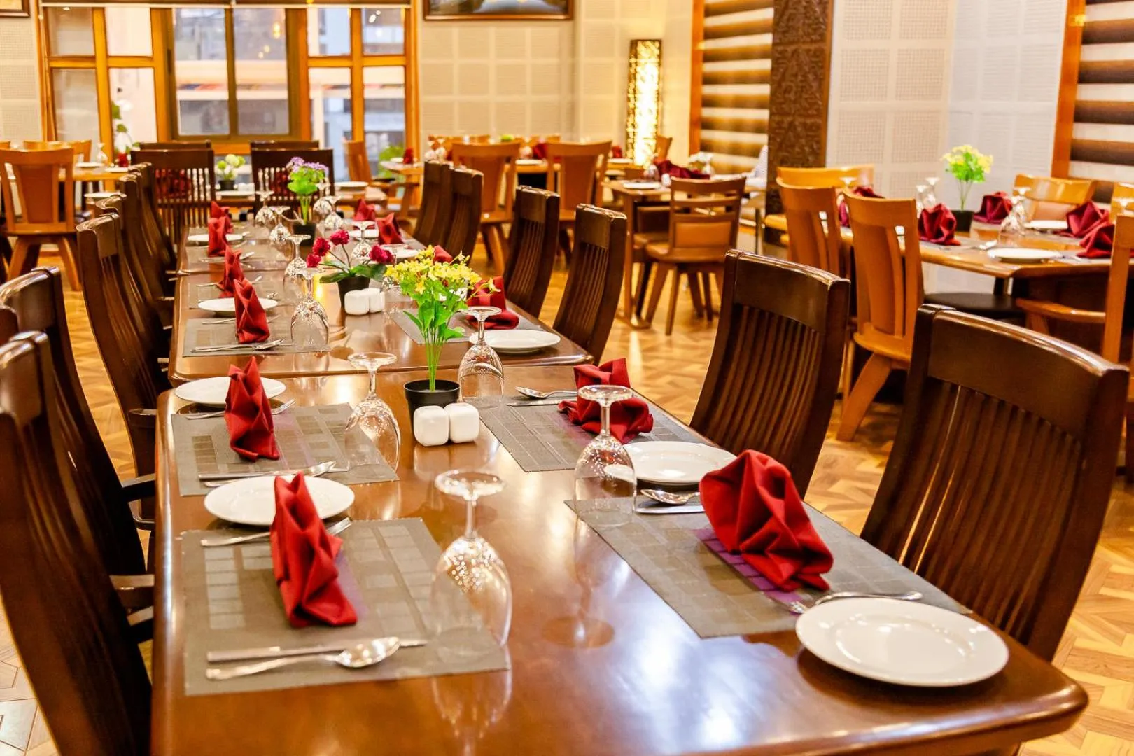 Restaurant/places to eat in Tara Phendeyling Hotel