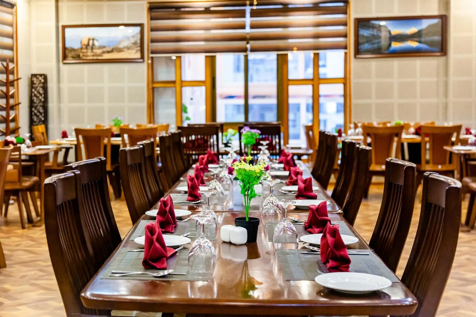 Restaurant/places to eat in Tara Phendeyling Hotel