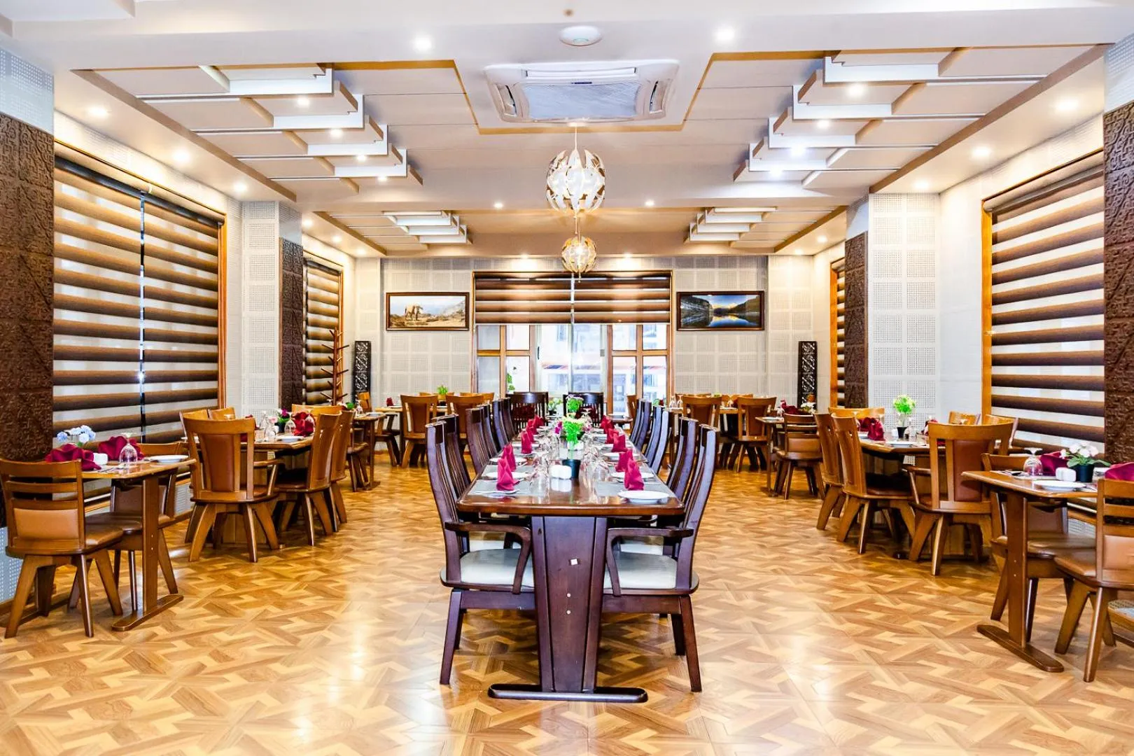 Restaurant/places to eat in Tara Phendeyling Hotel