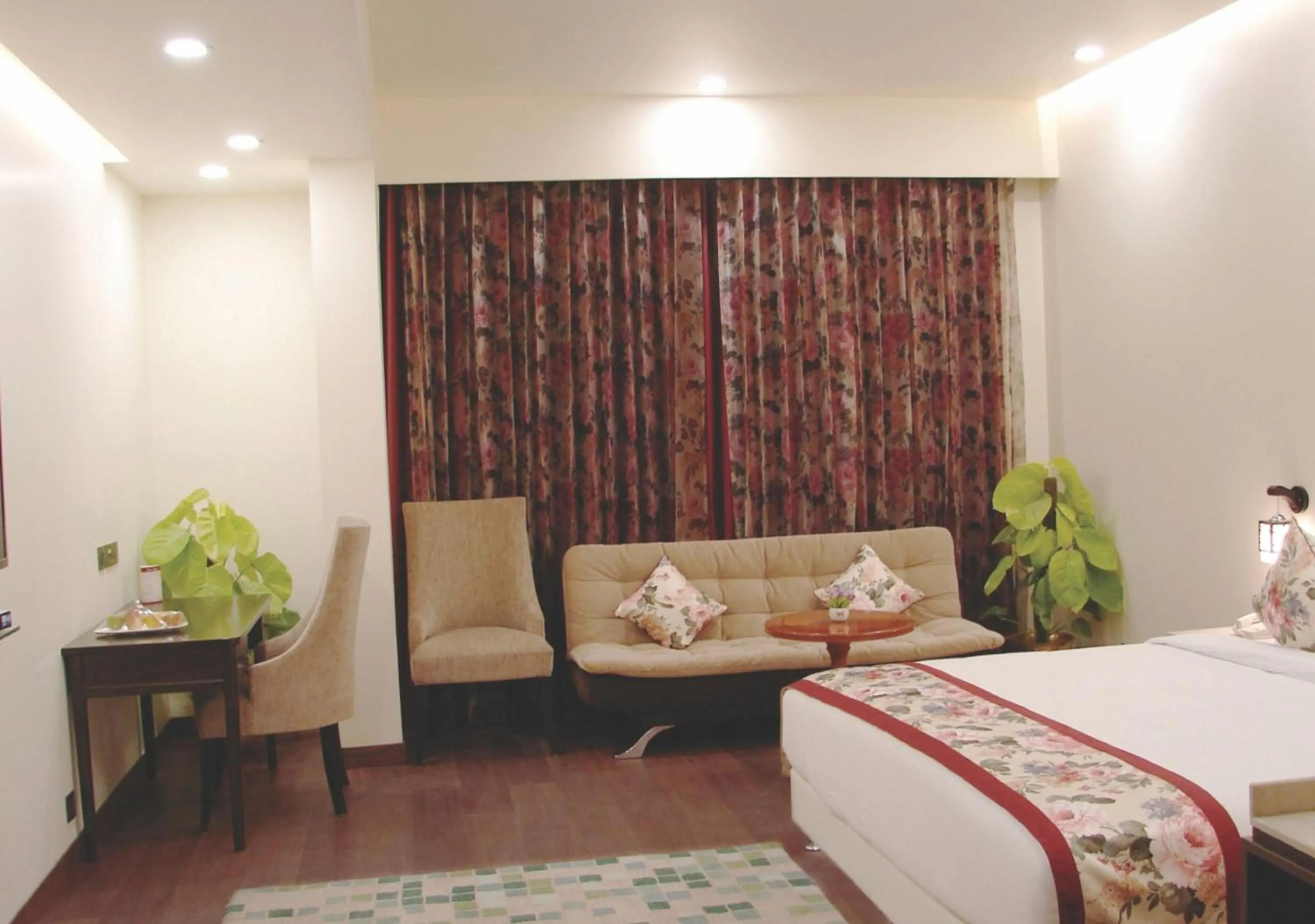 Bathroom, Bed in Hotel Grand Maple