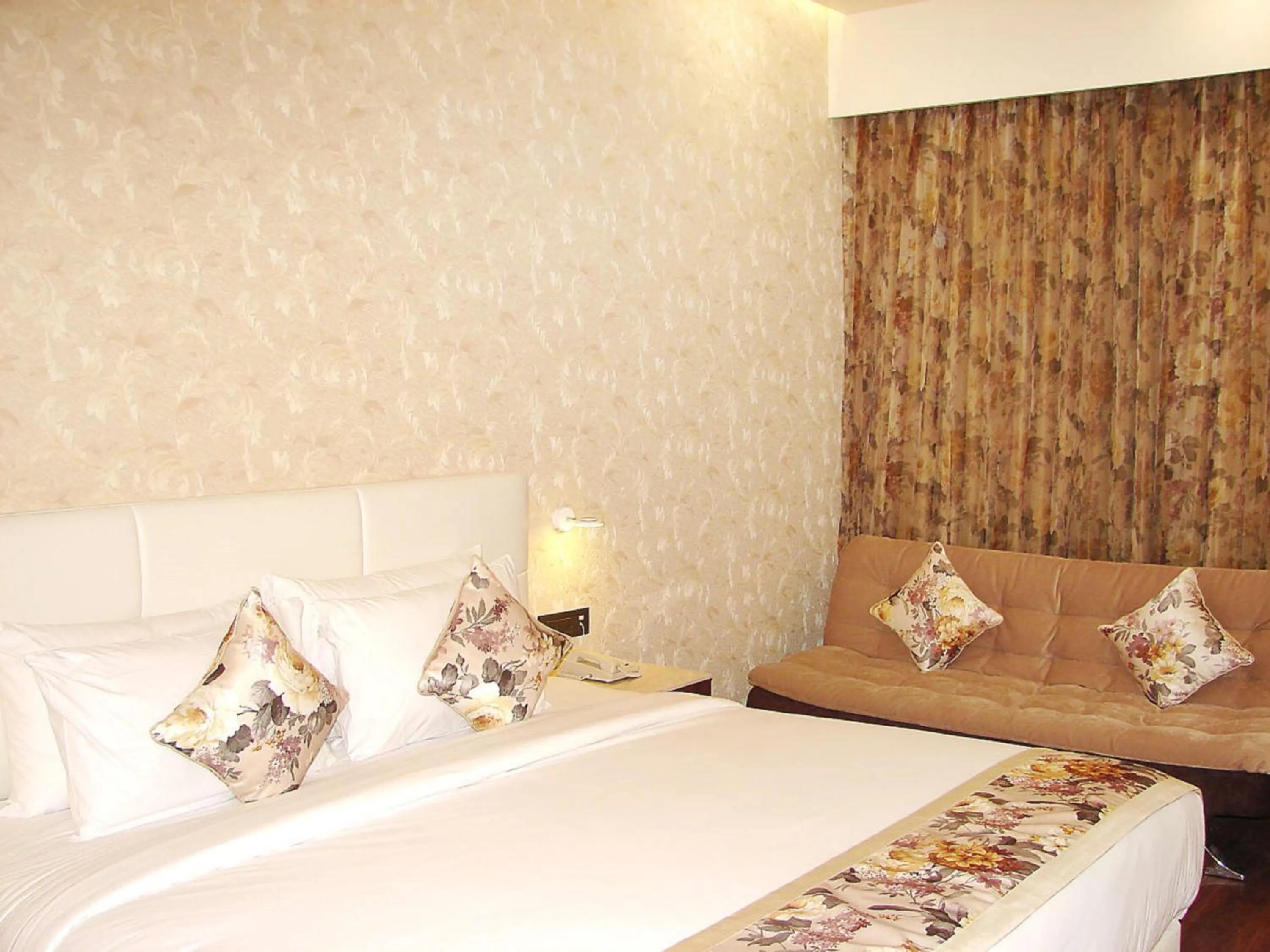 Bathroom, Bed in Hotel Grand Maple