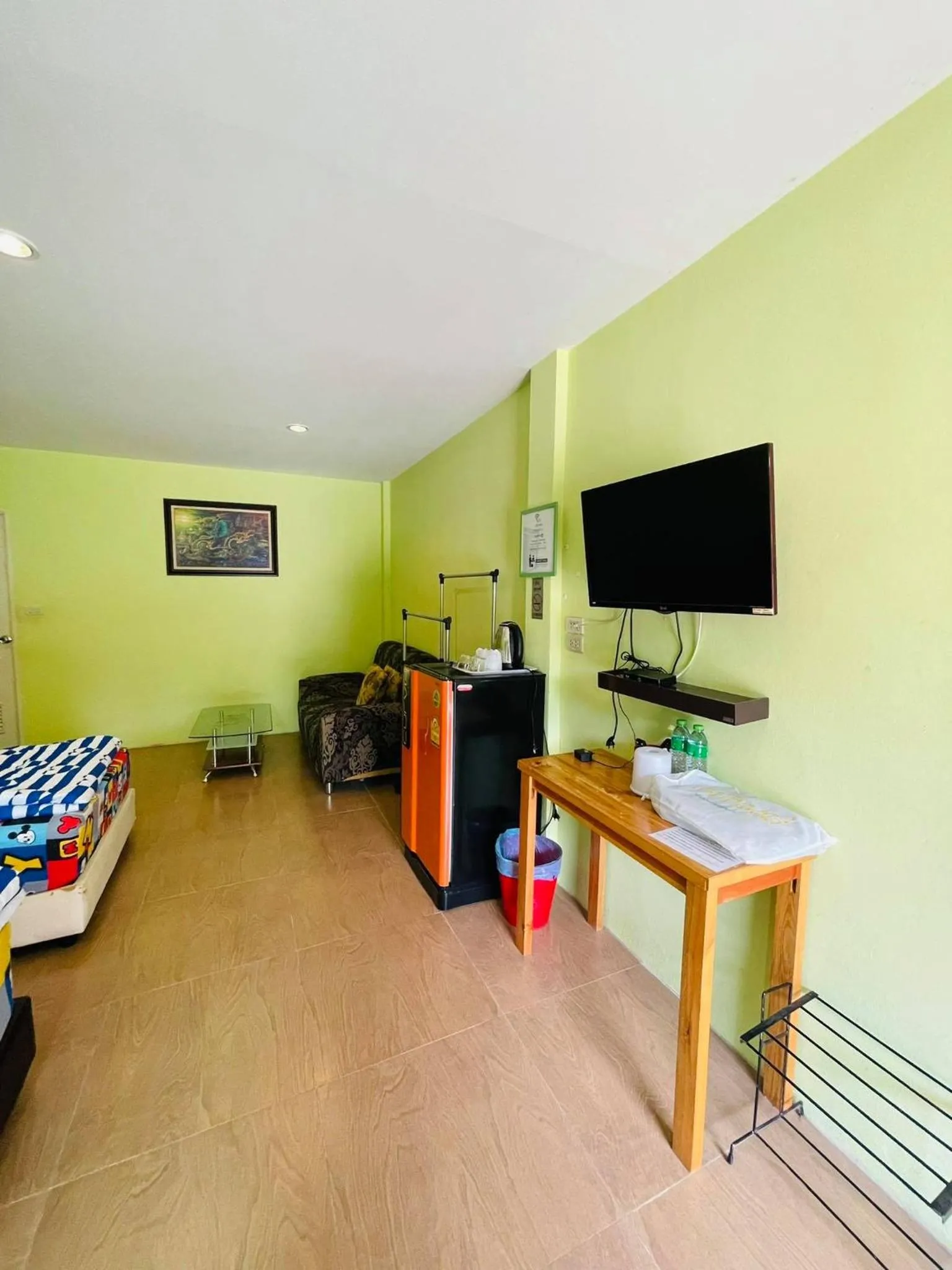 Communal lounge/ TV room, Bed in Baan Sri Family