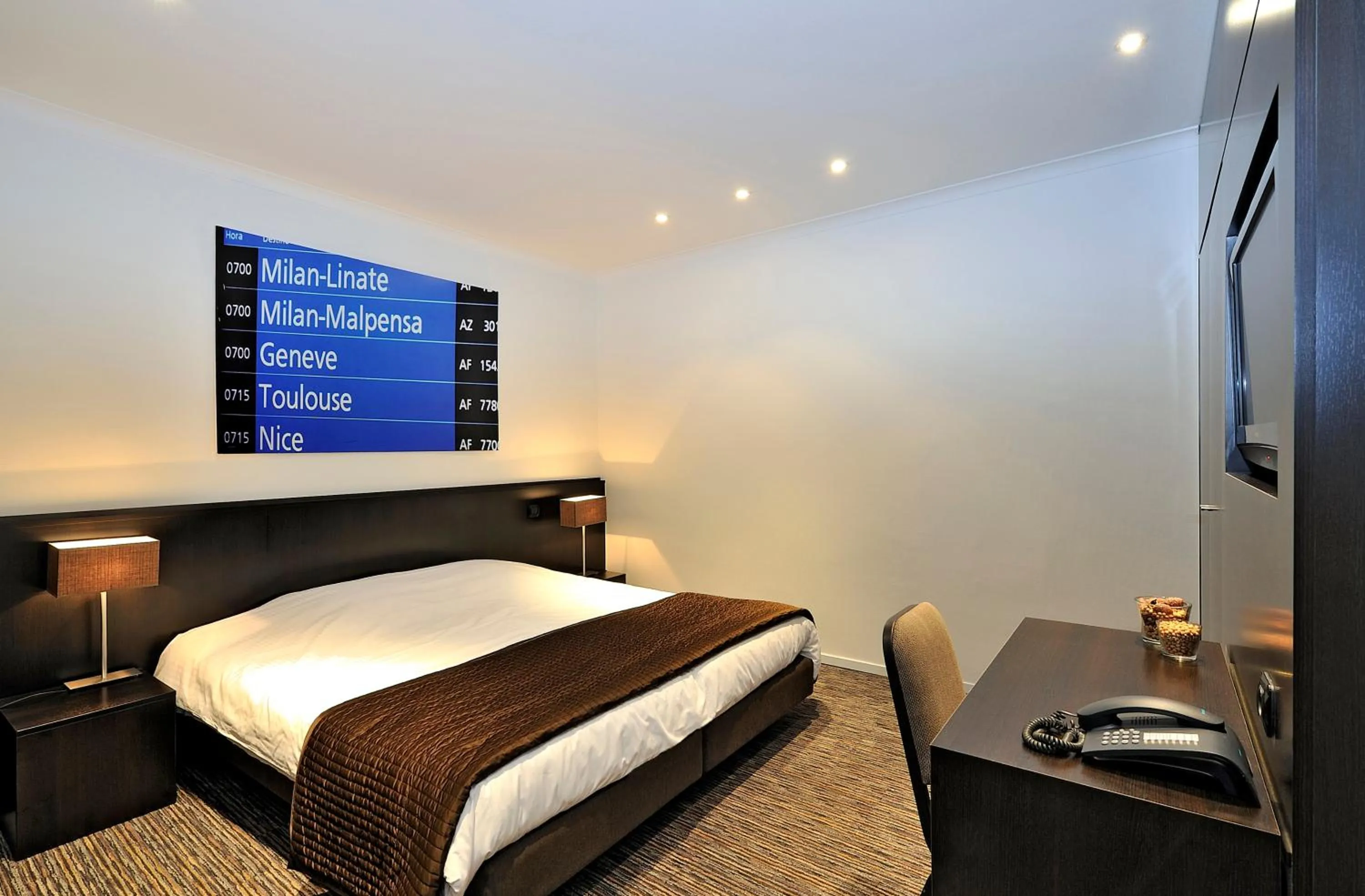 Photo of the whole room, Bed in The Market by Parkhotel