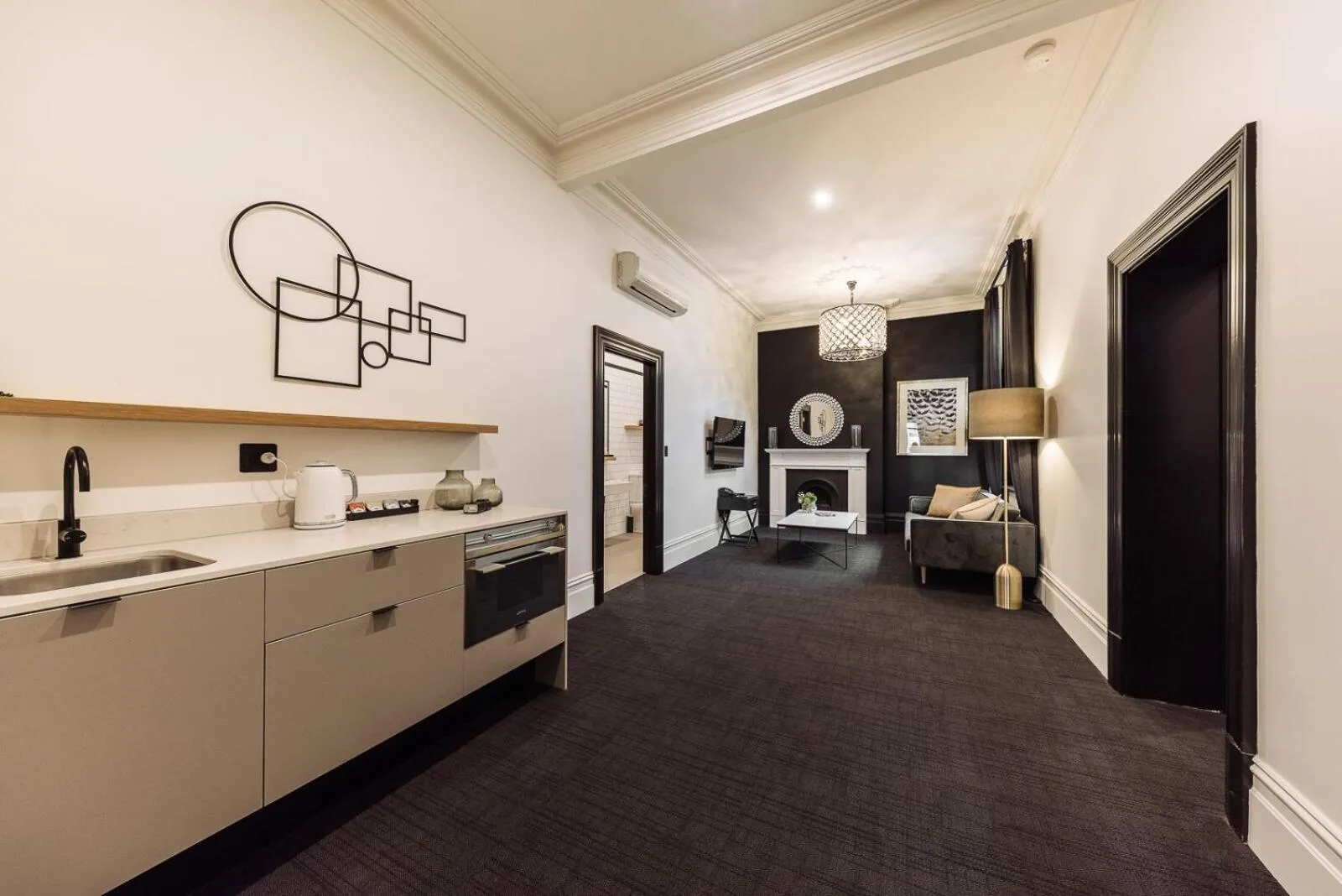 Kitchen or kitchenette in East Brunswick Hotel