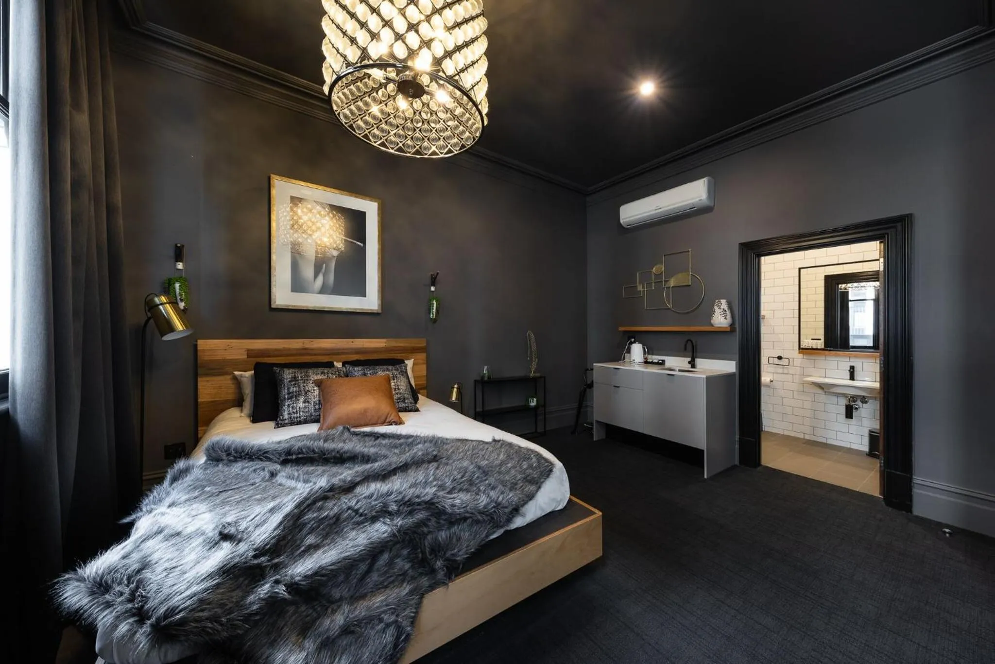 Kitchen or kitchenette, Bed in East Brunswick Hotel