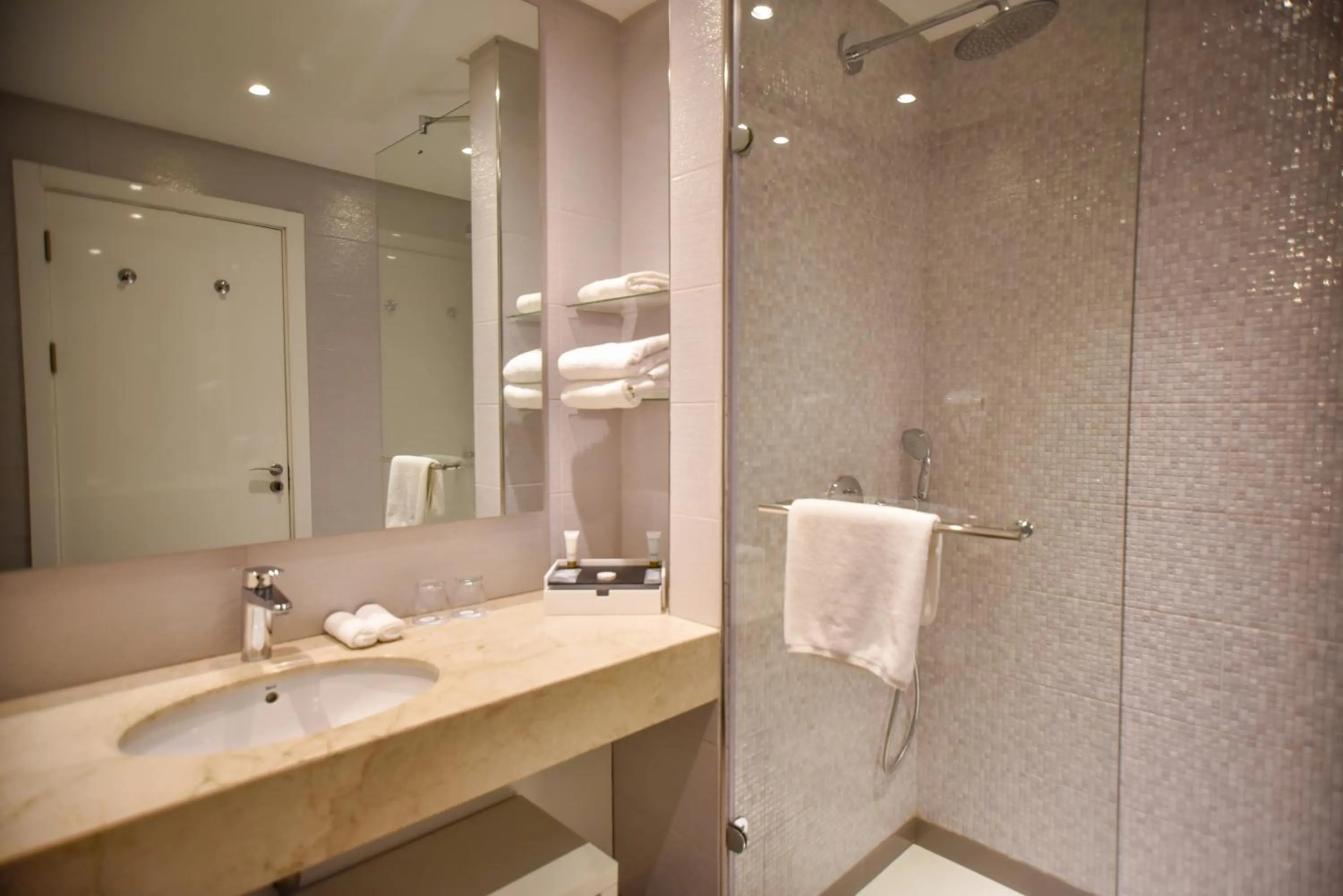 Shower in Golden Tulip Le Diplomate