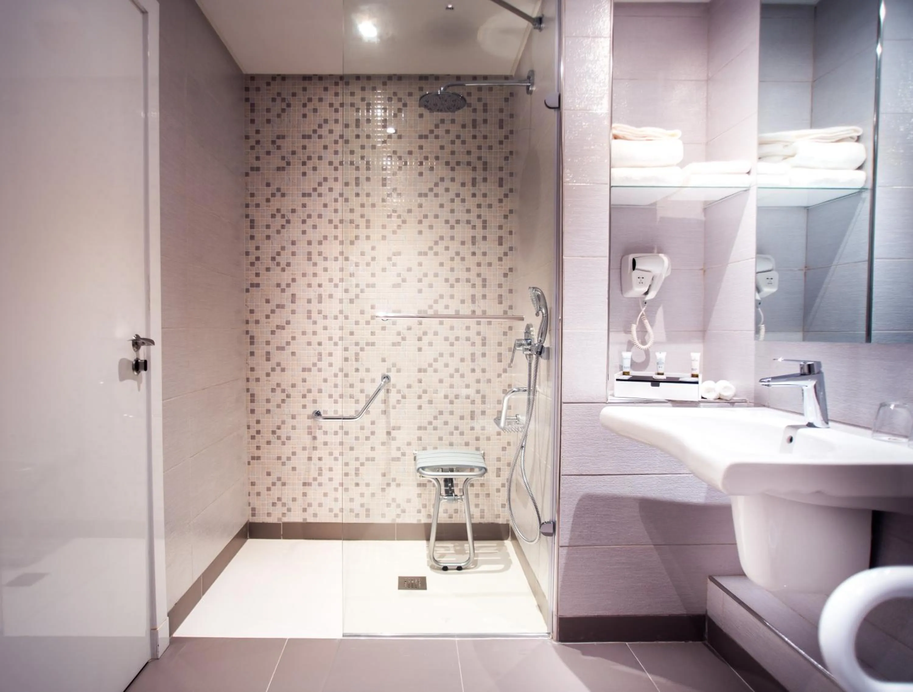 Shower in Golden Tulip Le Diplomate