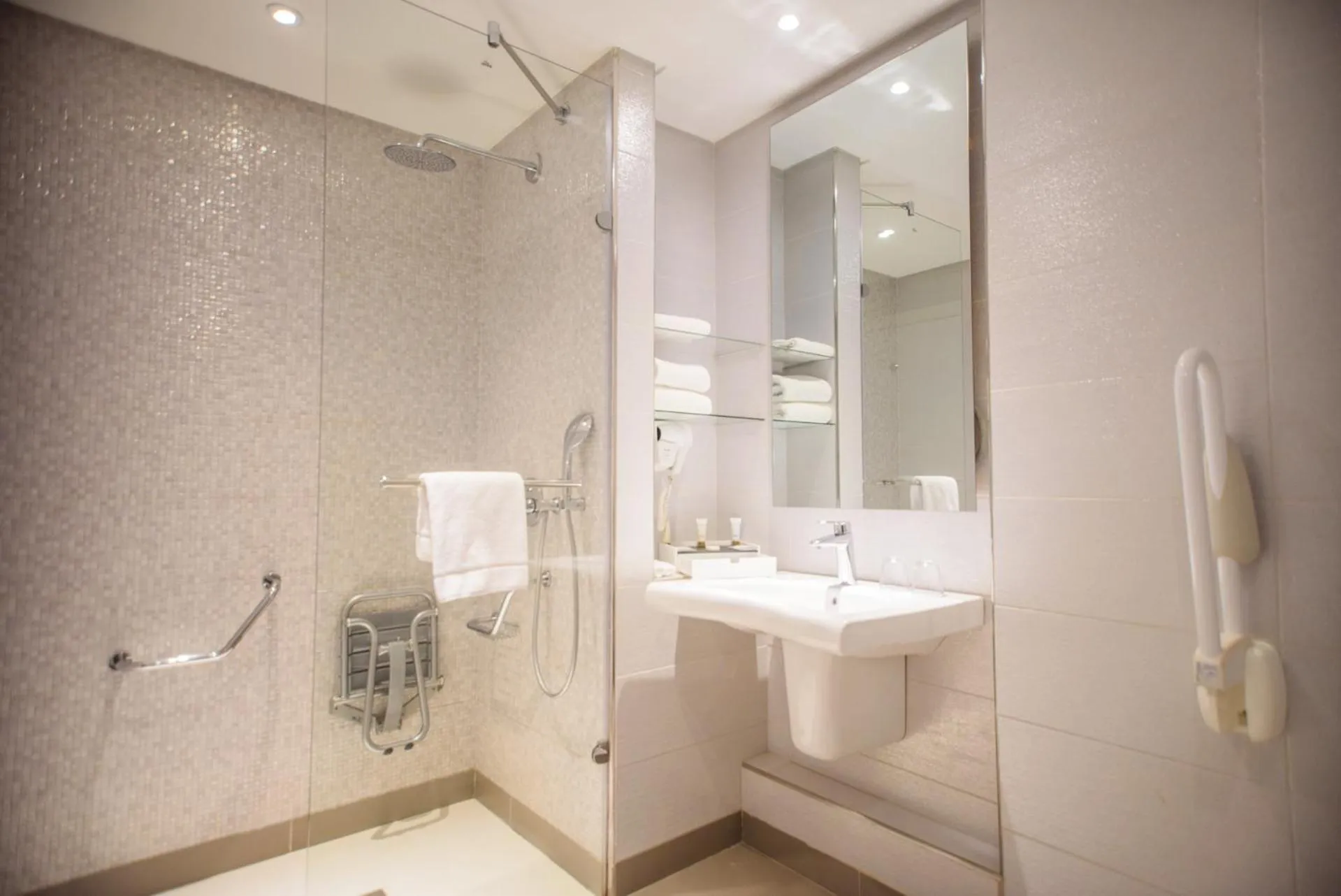 Shower in Golden Tulip Le Diplomate