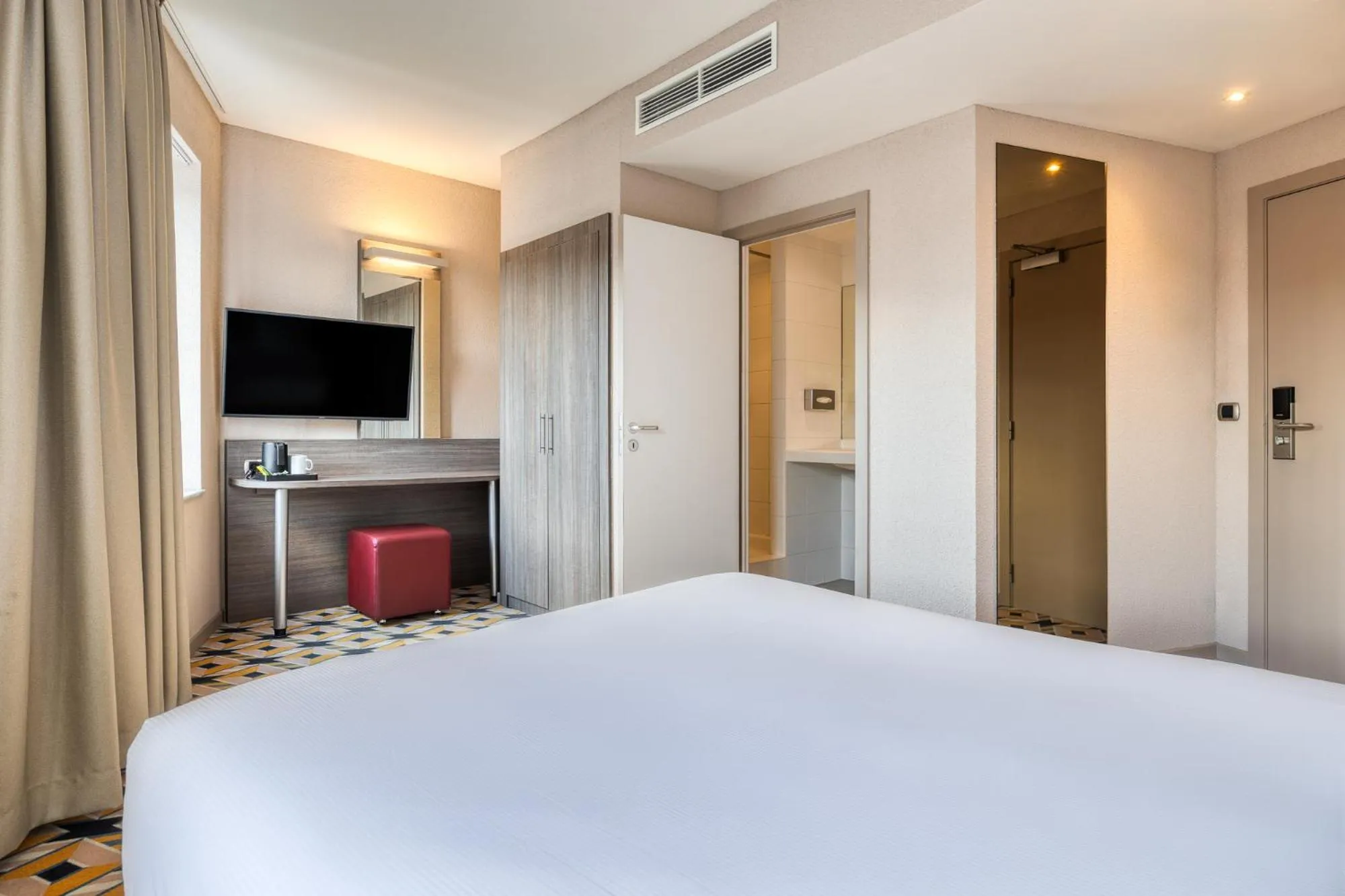 Bedroom, Bed in ALMA Grand Place Hotel