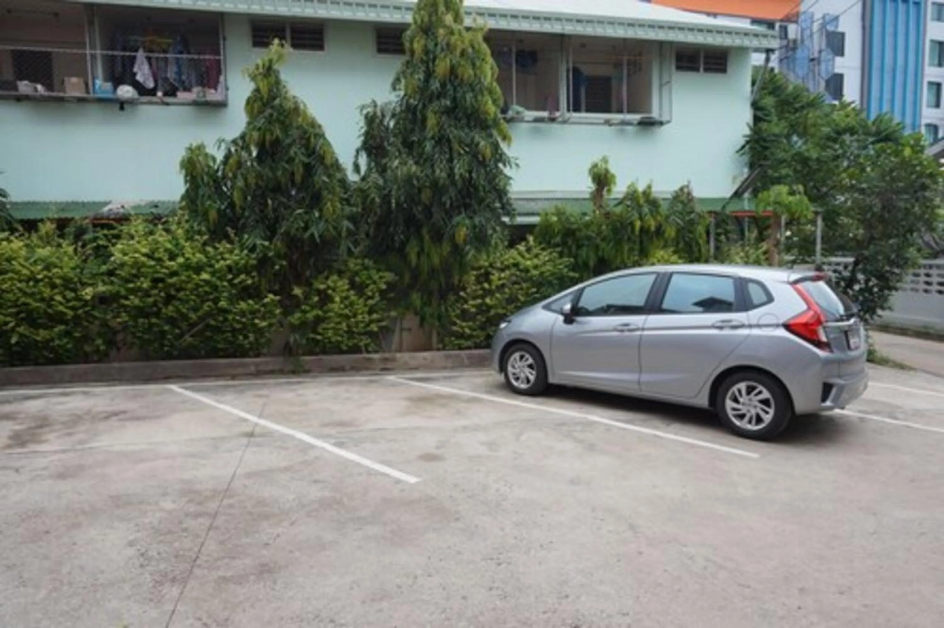 Parking in Somsamai Style Apartment