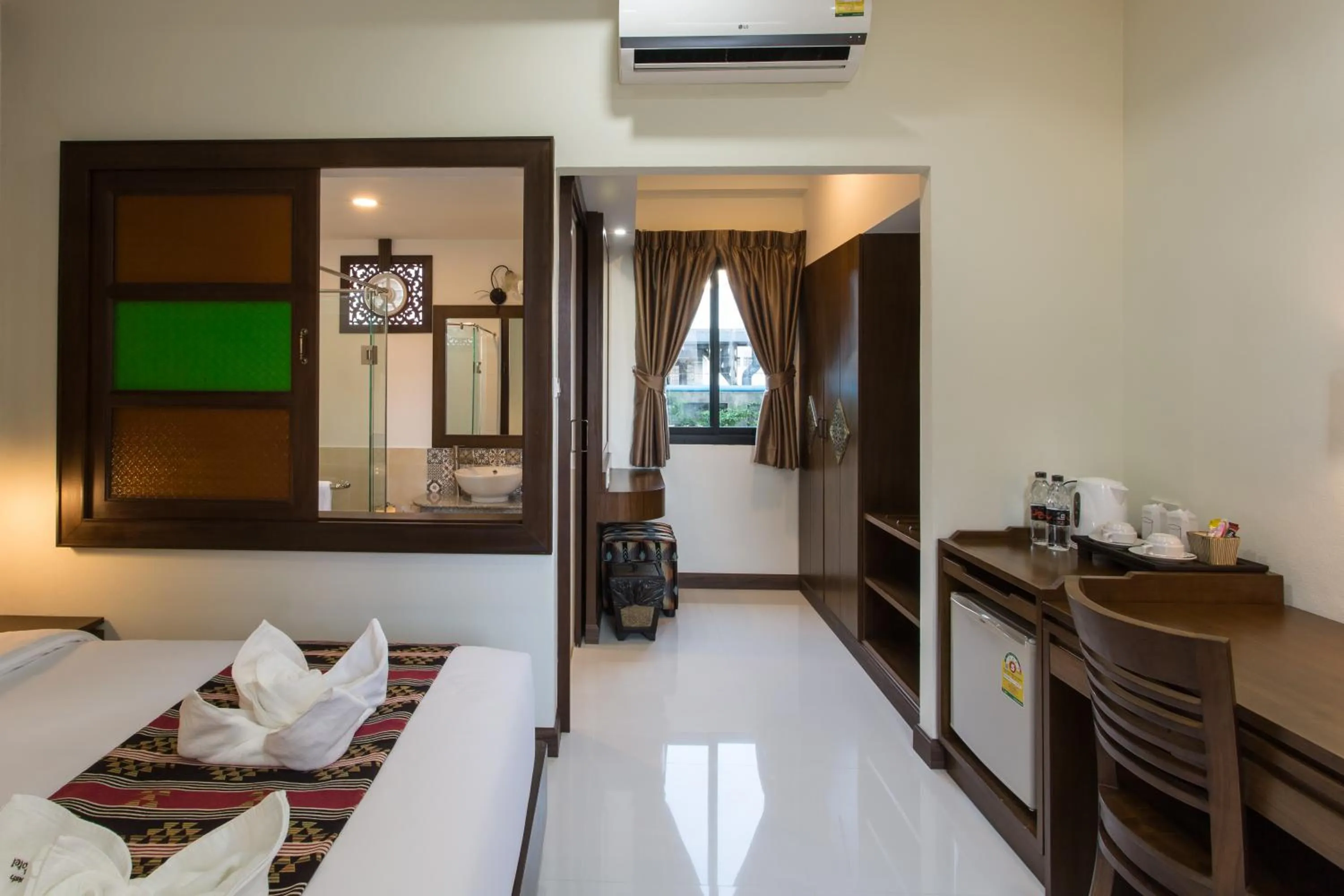 Bedroom, Bed in Mhonsa Hotel