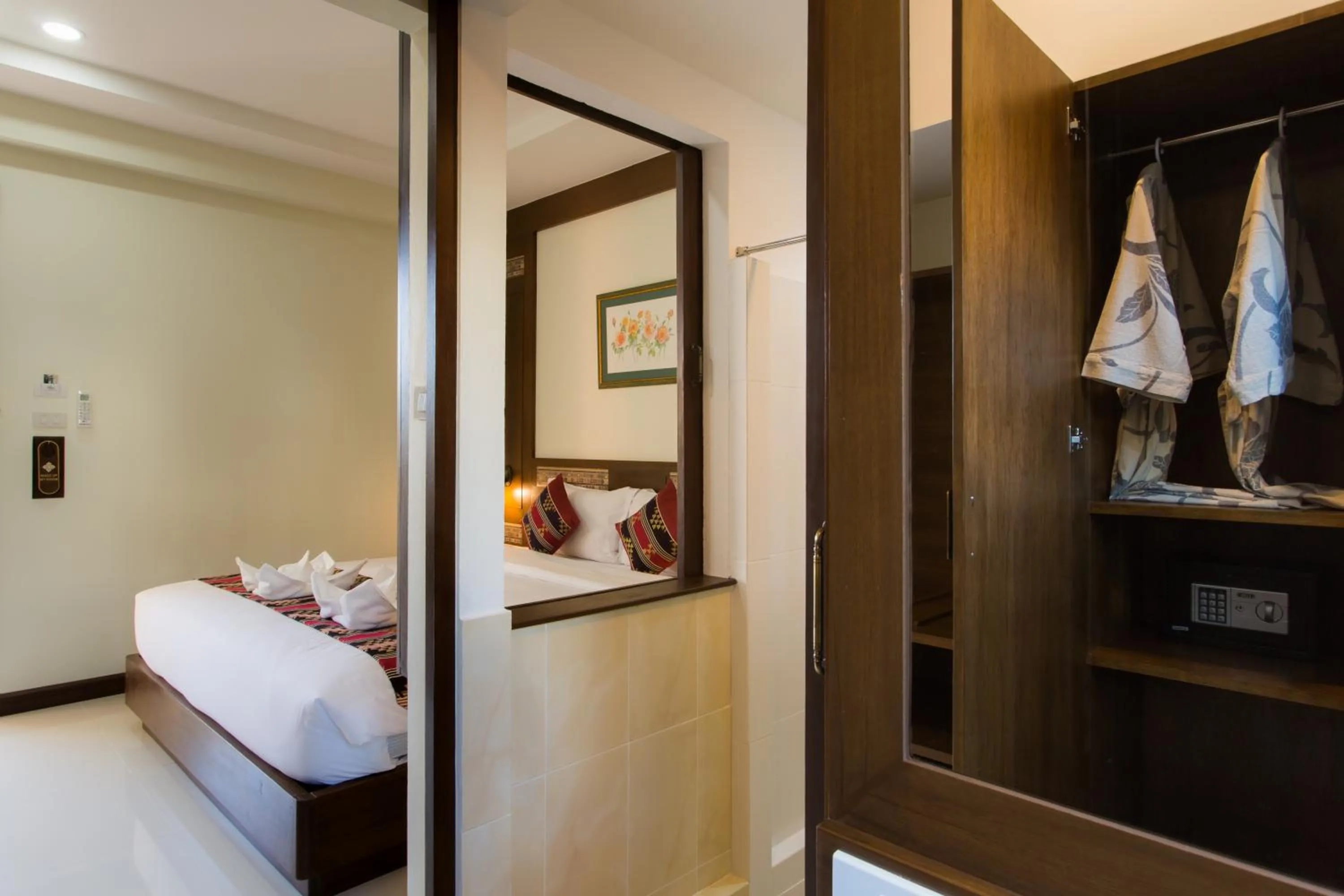 Bedroom, Bed in Mhonsa Hotel