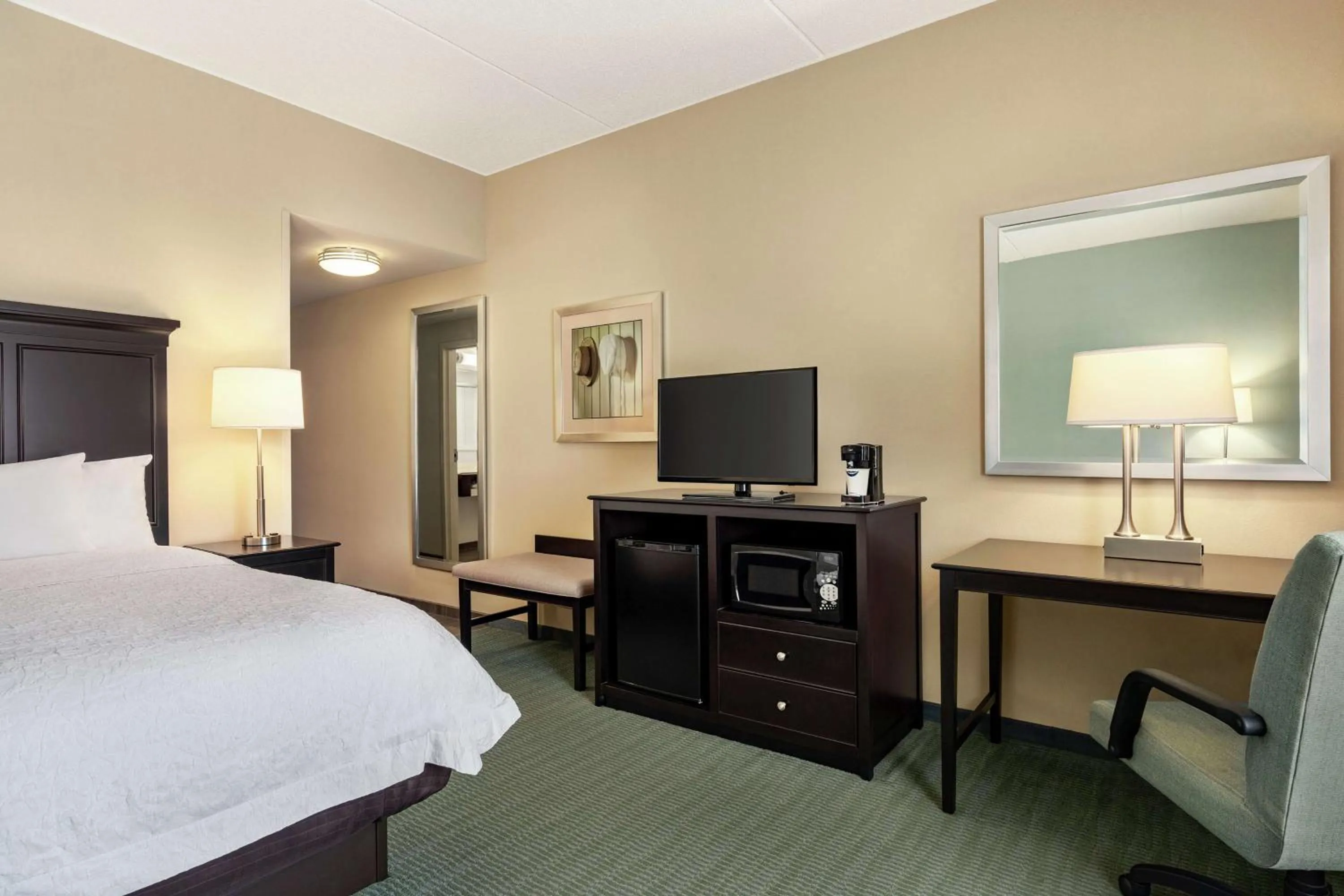 Bedroom, Bed in Hampton Inn & Suites Mount Joy/Lancaster West, Pa