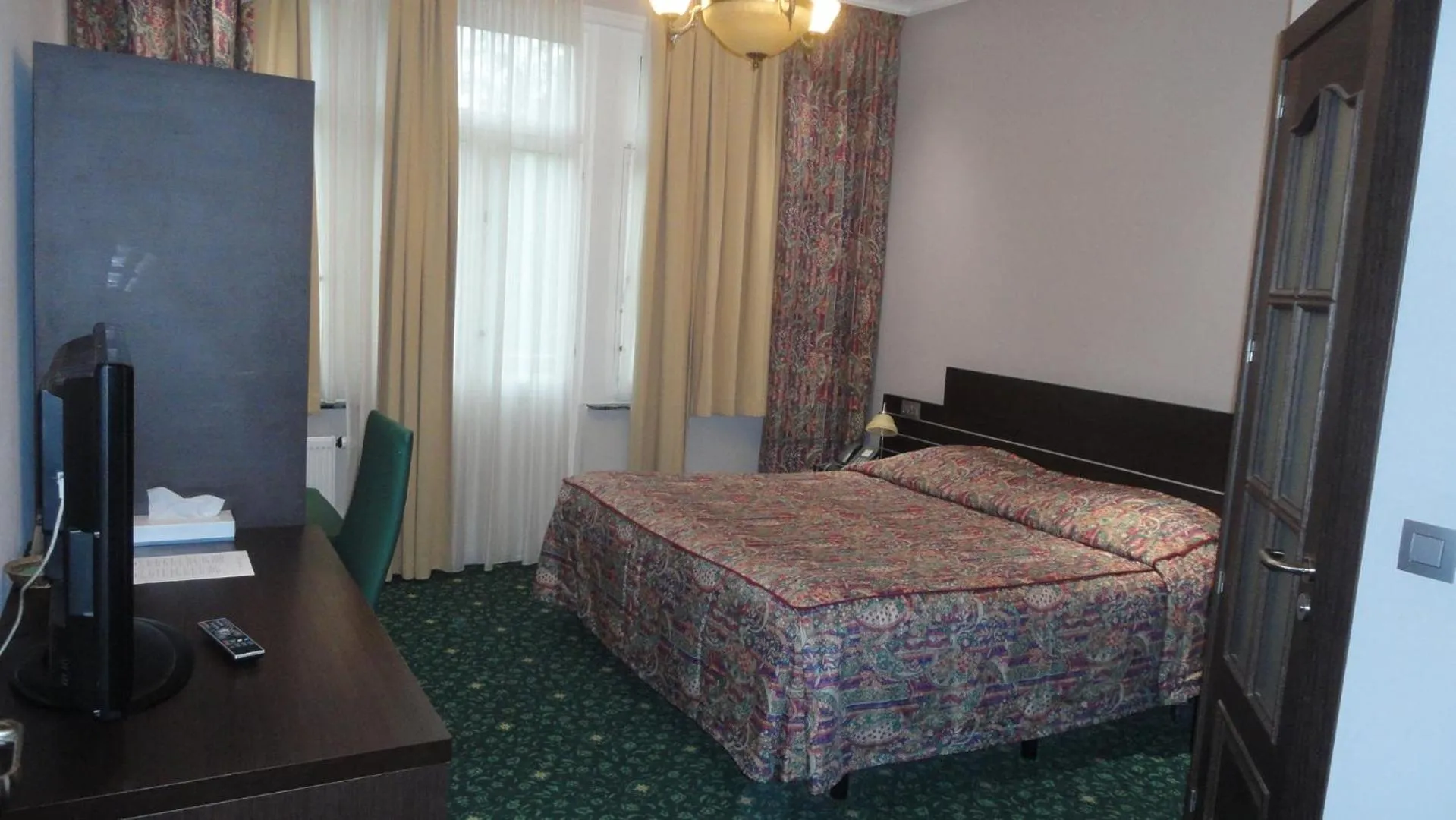 Bed in Hotel L'auberge Du Souverain