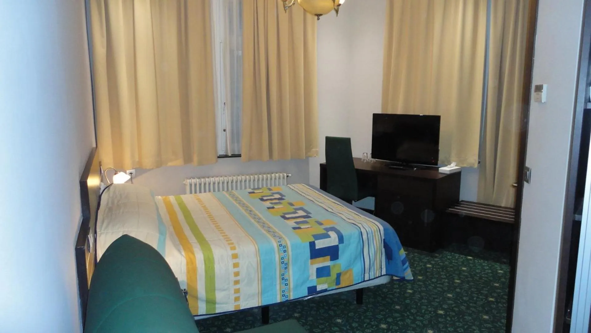 Bed in Hotel L'auberge Du Souverain