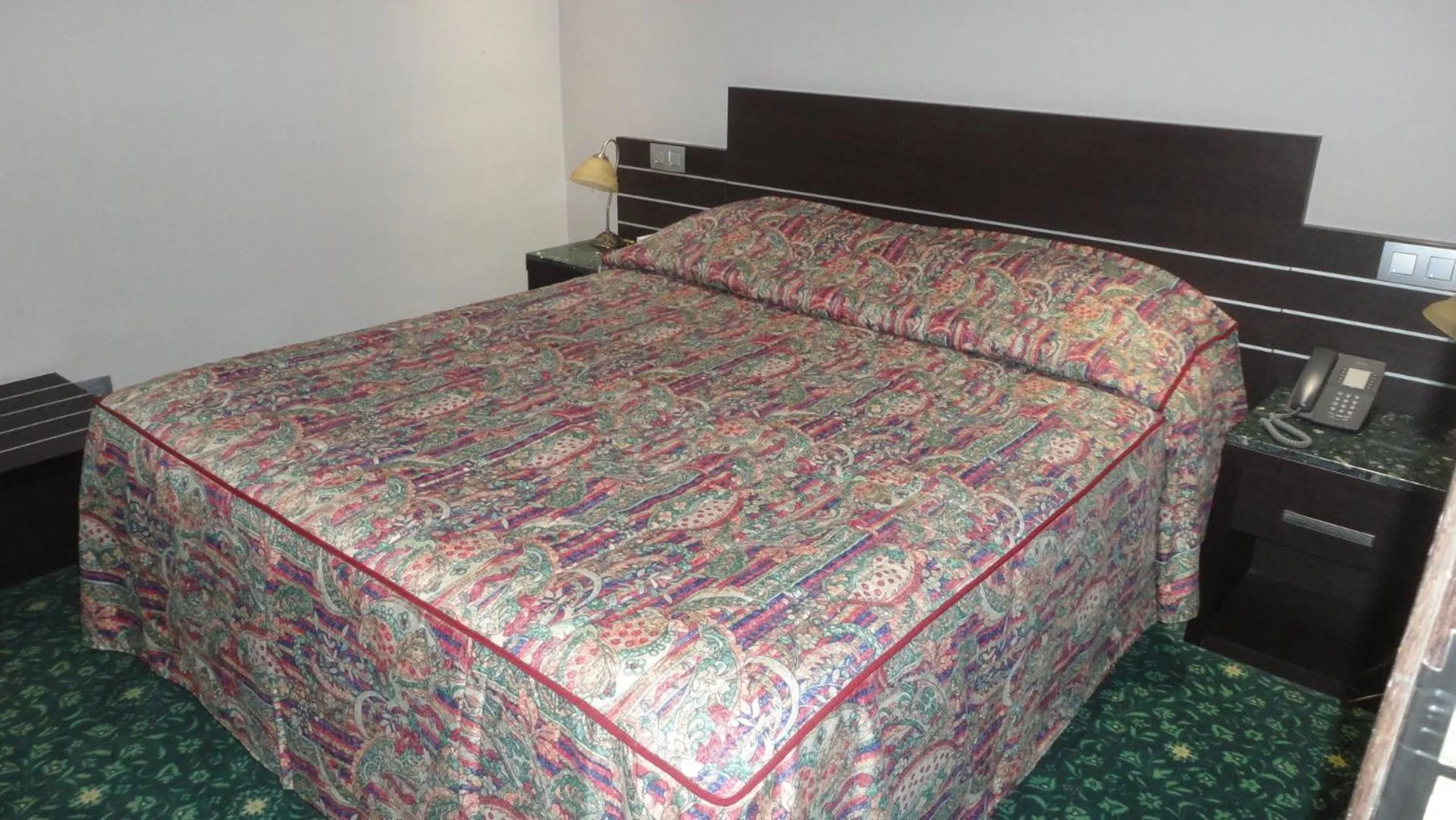 Bed in Hotel L'auberge Du Souverain