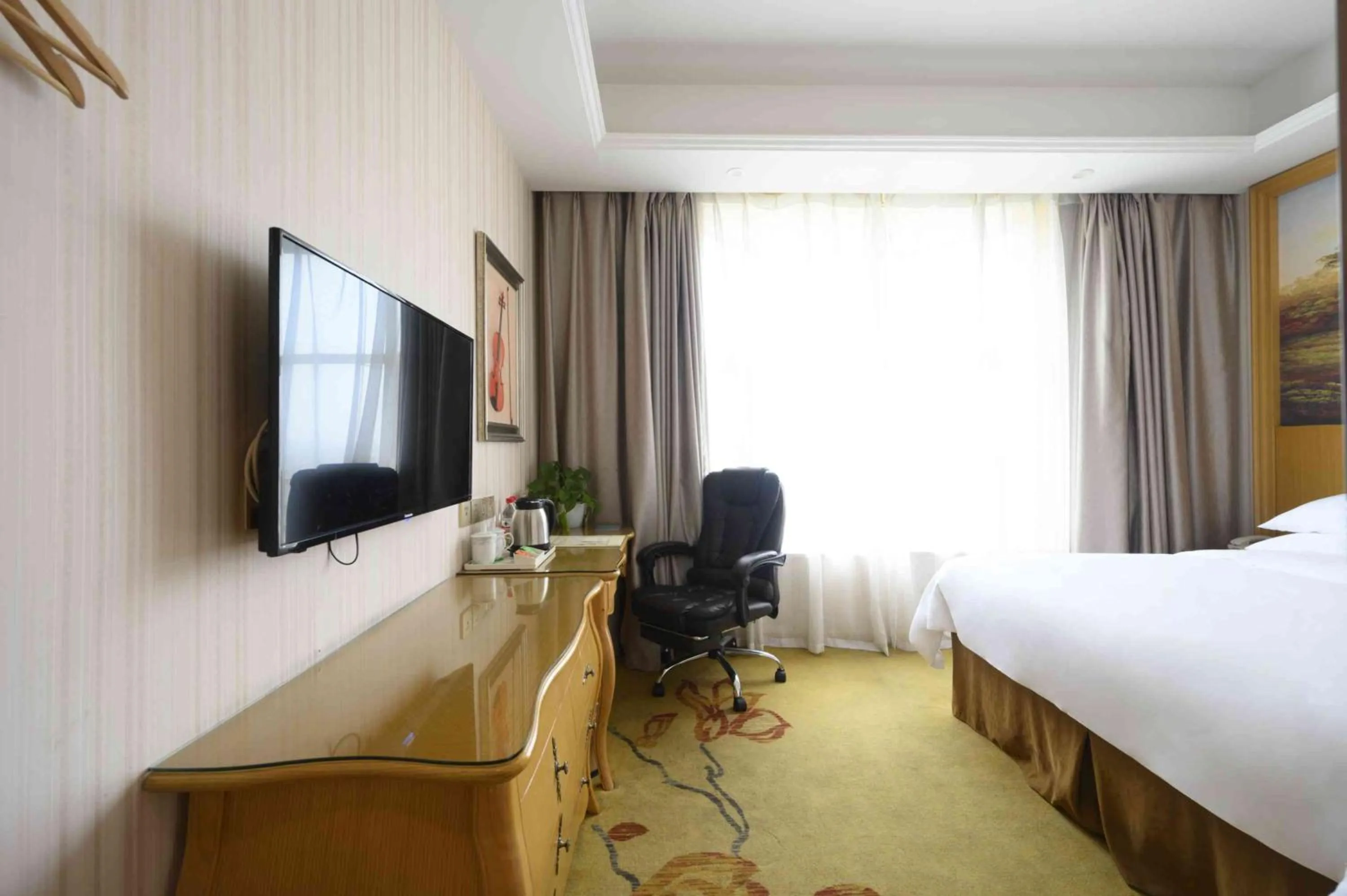 Bed in Vienna International Hotel Shanghai Malu Station