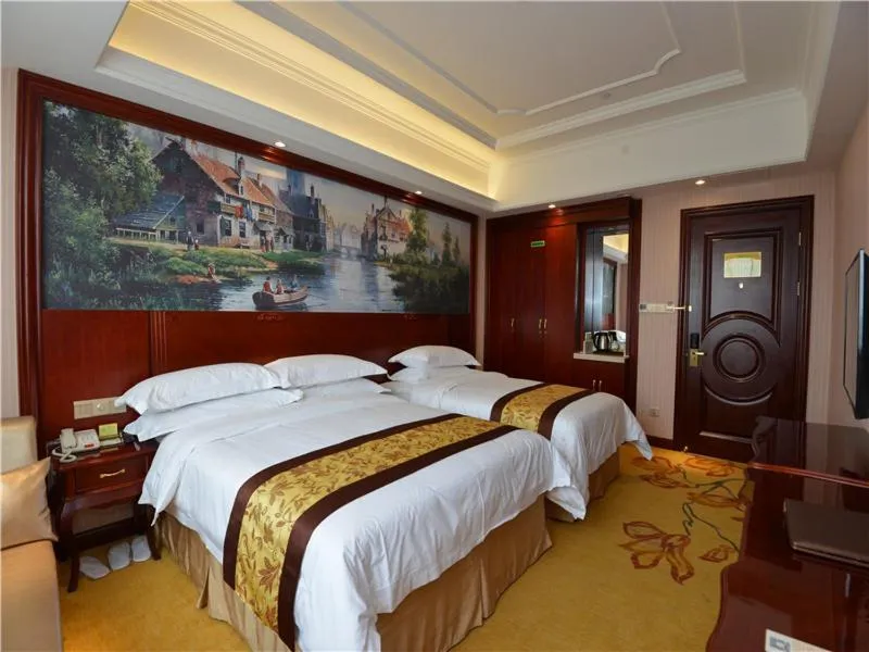 Bed in Vienna International Hotel Shanghai International Tourism and Resorts Zone