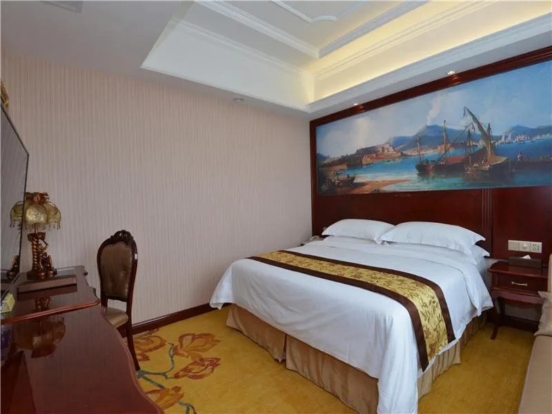 Bed in Vienna International Hotel Shanghai International Tourism and Resorts Zone