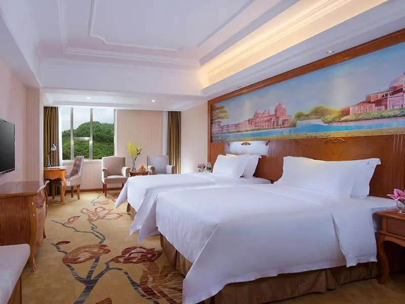 Bed in Vienna International Hotel Shenzhen Caopu Jindaotian