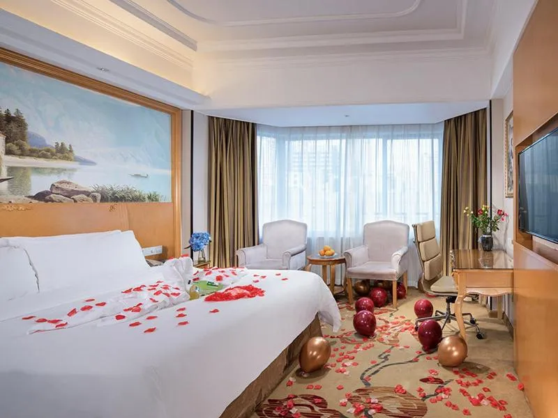 Bed in Vienna International Hotel Zhuhai Golden Phoenix